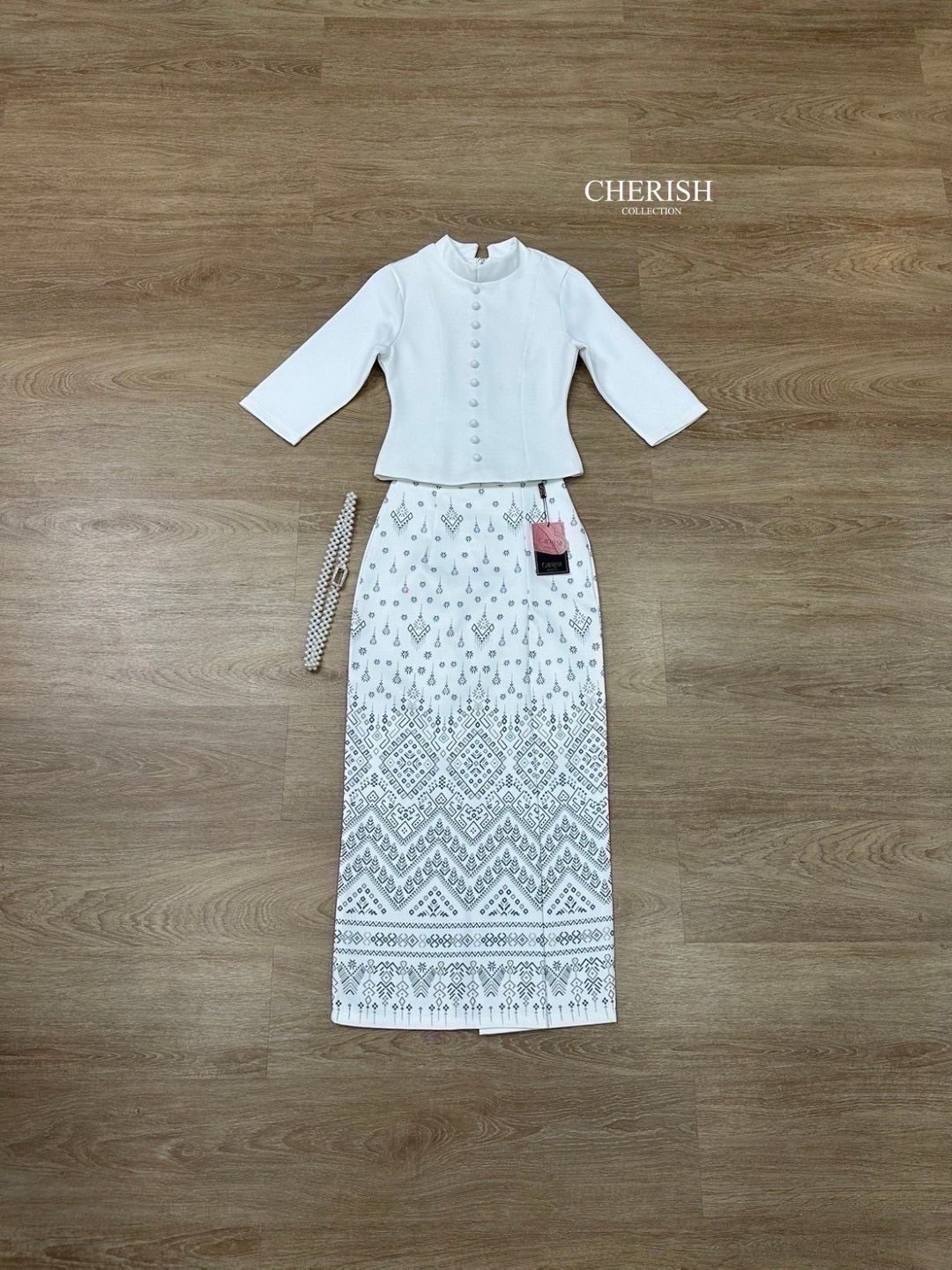 เช็ท 3 ชิ้น ชุดงานบุญ ชุดไทยหรือจะใส่เป็นธีมชุดเพื่อนเจ้าสาวก็เหมาะ ใส่ได้ทุก เทศกาล ดีเทล เสื้อคอกลมแต่งกระดุมเรียง แขน 3 ส่วน