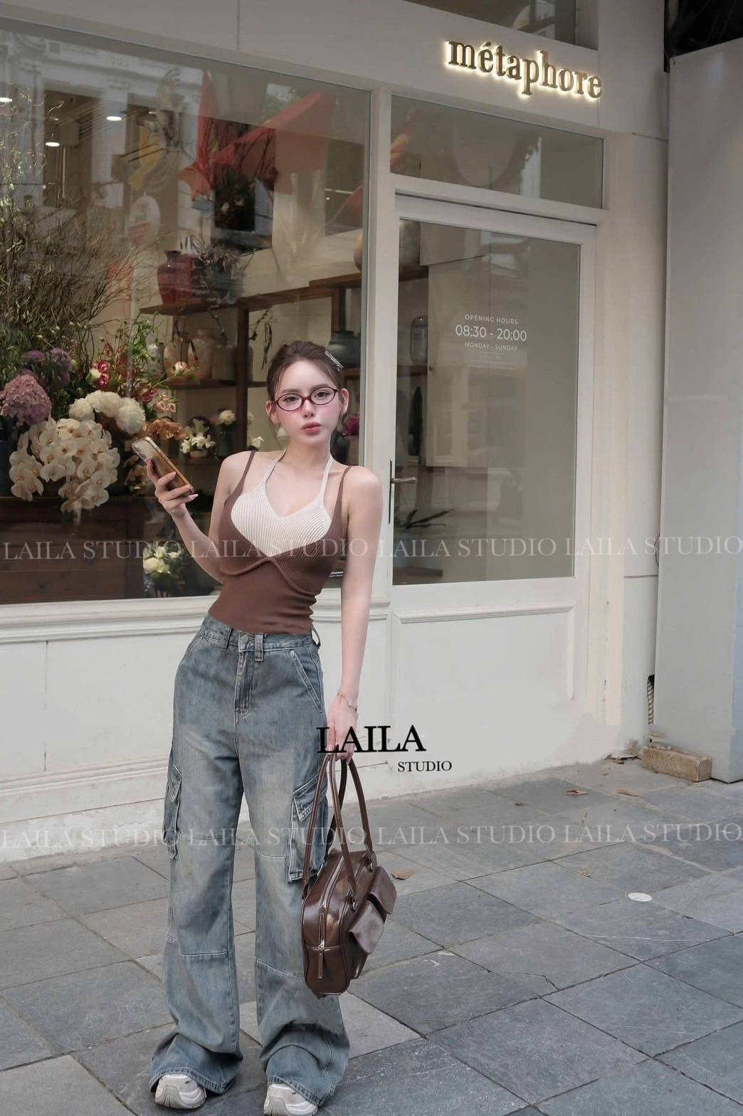 Tag: LAILA Detail: Set เสื้อ+กางเกง เสื้อทรงคล้องคอโทนสีพื้น เป็นผ้าไหมทอ ดีไซน์แต่งบราคล้องคอสุดแซ่บ มาพร้อมกางเกงทรงบอยๆปล่อยๆ งานยีนส์นำเข้า💯 แต่งกระเป๋าแถบข้าง งานผ้าสวยสุดๆ ลุคสาวเท่แซ่บ ต้องลุคนี้ค่า #ชุดเซ็ท #bylaila brand #กางเกงคาร์โก้ #ก