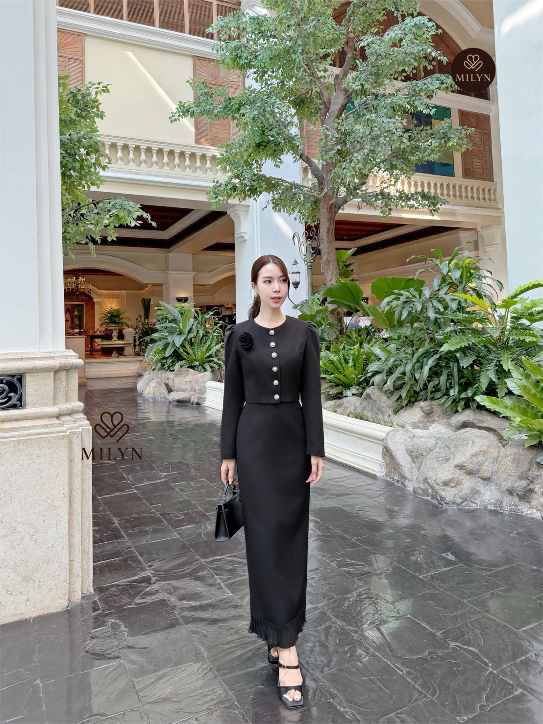 Set 2 ชิ้น เสื้อคอปแขนยาวสีดำแต่งด้วยกระดุมหน้าใช้งานได้จริง มาพร้อมกับกระโปรงยาวทรงเอแต่งระบายด้านล่างแหวกชายหลังชายกระโปรงซิปหลัง มาพร้อมกับเข็มกลัดดอกไม้สีดำใส่แมตช์กันกับชุดลงตัวดูดีมากค่ะ