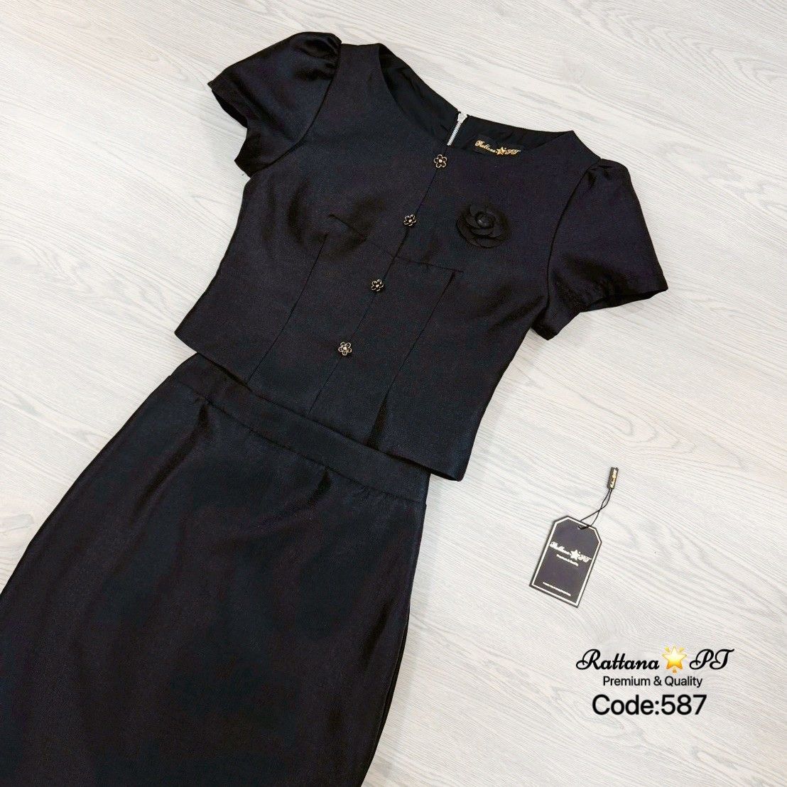 TAG:Rattana🌟PT Code : 587 Detail :: ชุดเซต เรียบหรูดูแพง เนื้อผ้าดีมาก เสื้อแต่งกระดุมด้านหน้า มีเข็มกลัดดอกไม้ติดที่หน้าอก สามารถถอดออกได้ หน้าอกมีฟองน้ำ มีซับในทั้งชุด มีซิบด้านหลัง จะใส่ไปงานบุญ งานบวช งานแต่ง ชุดนี้เหมาะสมมาก หรอใส่ออกงาน ดูดี