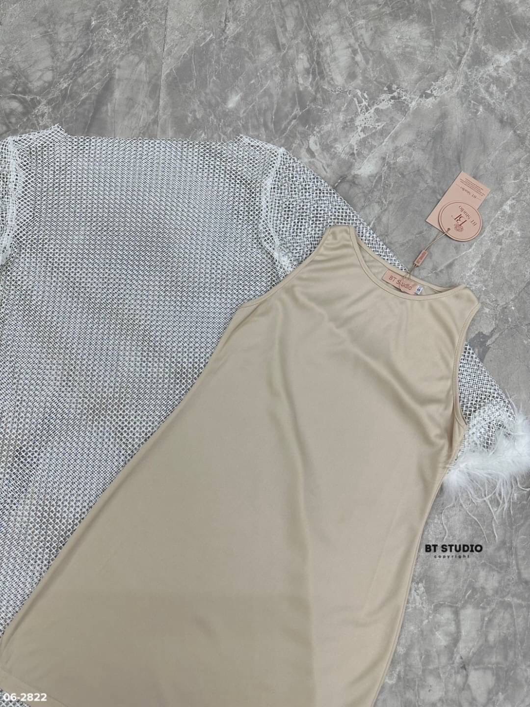 เซท 2 ชิ้น เดรสสั้นแขนยาว เนื้อผ้าตาข่ายแต่งคริสตัลเม็ดเล็ก ๆ ทุก ๆ ช่อง งานสวยม๊าก ปลายชายแขนแต่งขนฟู ๆ ทั้งสองข้าง มาพร้อมซับในสีนู๊ดแขนกุด แมทซ์กันสวย แซ๊บบ แต่ดูแพงค่ะ