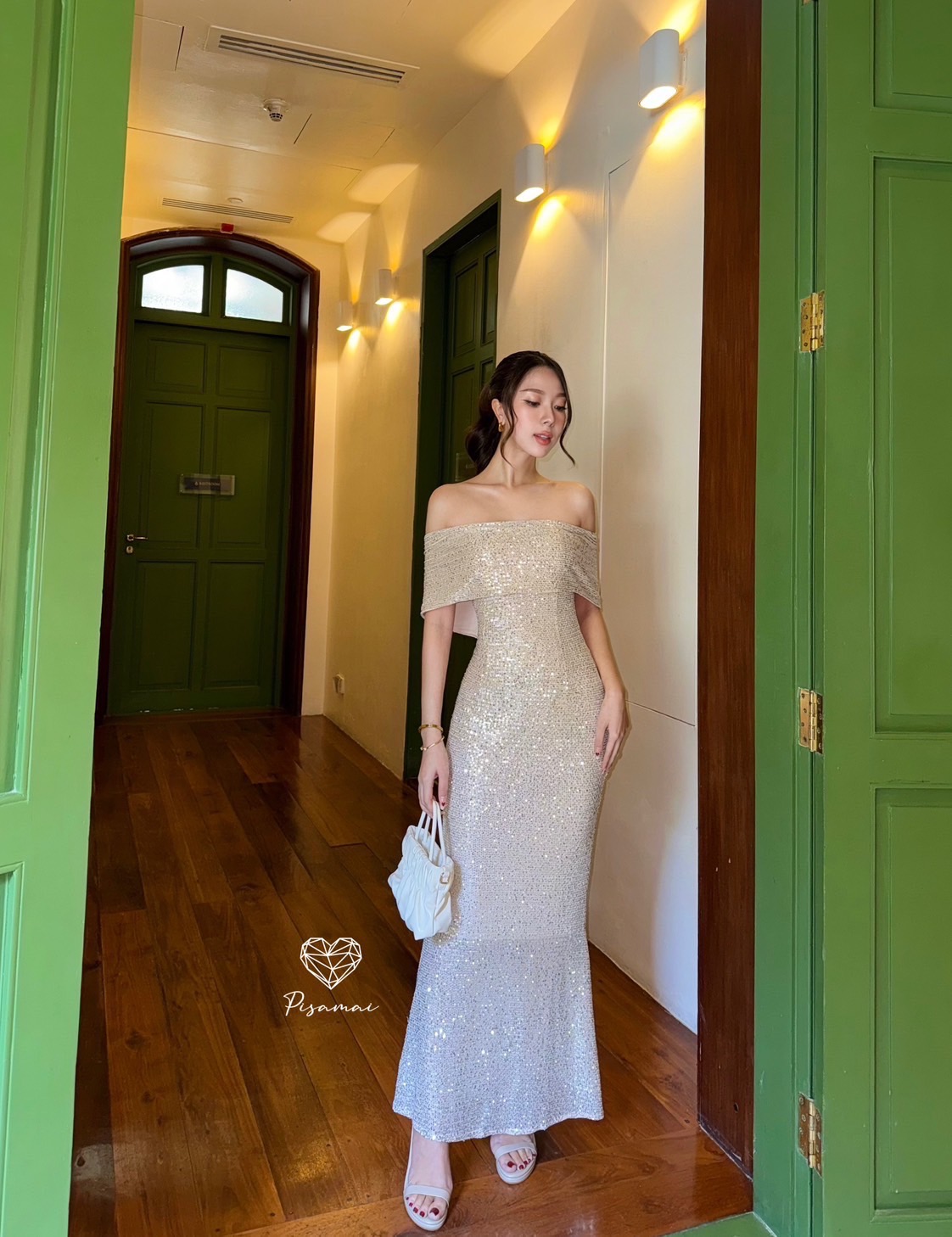 เดรสปาดไหล่กริกเตอร์สีเงินยาวทรงตัวหนอนหางปลา ใส่ไปงานสวยๆได้เลยค่า ราคานี้มือต้องไวเลยค่า รุ่นนี้ใส่สวย เนื้อผ้าดีมากกกกกกก ห้ามพลาดเลยค่า
