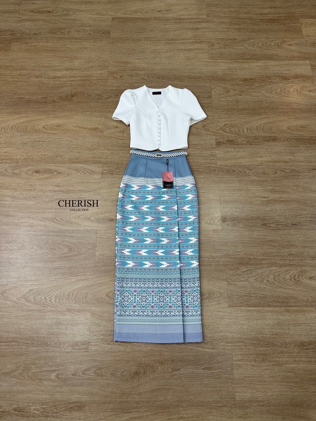 เซ็ท 3 ชิ้น ชุดไทย ชุดงานบุญ สีใหม่ไม่ซ้ำใครแน่นอน ตัวเสื้อคอวีตกแต่งกระดุม ส่วนตัวผ้าถุงเป็นผ้าถุงสำเร็จรูปตกแต่งลายไทยจับจีบหน้าผ่าหลัง ลายใหม่ของร้านซึ่งเก๋ละโดดเด่นมากๆ แถมเข็มขัดมุก