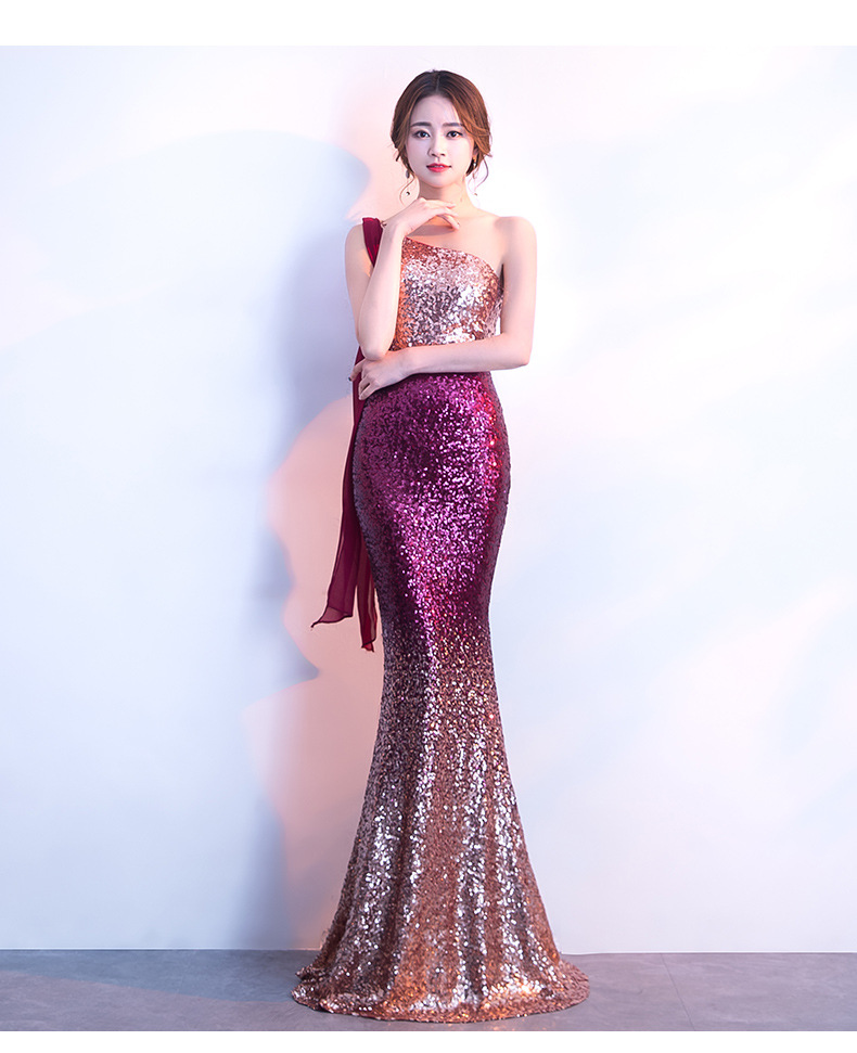 ชุดราตรียาวสีชมพูอมแดง ไหล่เฉียงแต่งระบาย ปักเลื่อมทั้งชุด กระโปรงทรงหางปลา เรียบหรูดูแพง สวยดูดี แบบสวยทันสมัย ใส่ออกงาน งานราตรี ไปงานแต่ง