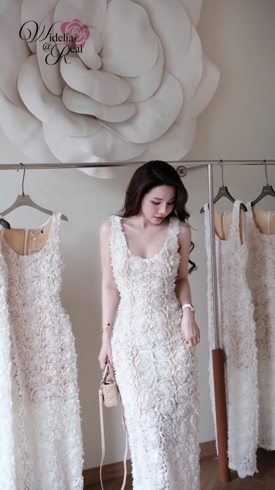 Maxi dress แม็กซี่เดรสตัวยาว แขนกุด ทรงเข้ารูป ซิปหลัง ผ่าหลัง เนื้อผ้าลูกไม้ป๊อปอัพ ชุดนี้ผ้าดีและสวยมากๆ งานคัตติ้งเนี๊ยบมาก ทรงสวยมาก งานคือเป๊ะค่ะ รับรองใส่ออกมาไม่ผิดหวังการันตีให้เลย บอกเลยห้ามพลาดเด็ดขาด งานดีงานสวยแน่นอน