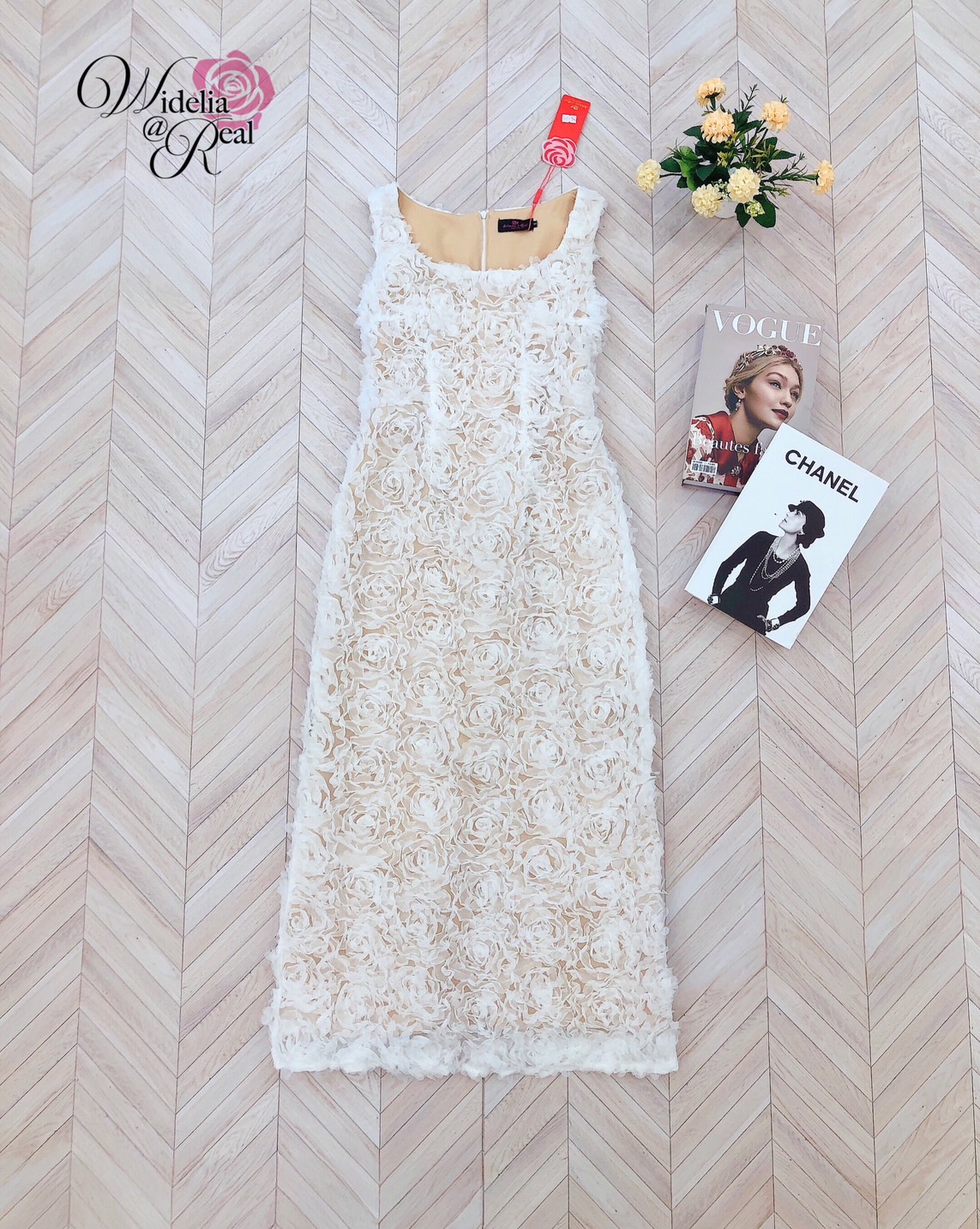 Maxi dress แม็กซี่เดรสตัวยาว แขนกุด ทรงเข้ารูป ซิปหลัง ผ่าหลัง เนื้อผ้าลูกไม้ป๊อปอัพ ชุดนี้ผ้าดีและสวยมากๆ งานคัตติ้งเนี๊ยบมาก ทรงสวยมาก งานคือเป๊ะค่ะ รับรองใส่ออกมาไม่ผิดหวังการันตีให้เลย บอกเลยห้ามพลาดเด็ดขาด งานดีงานสวยแน่นอน