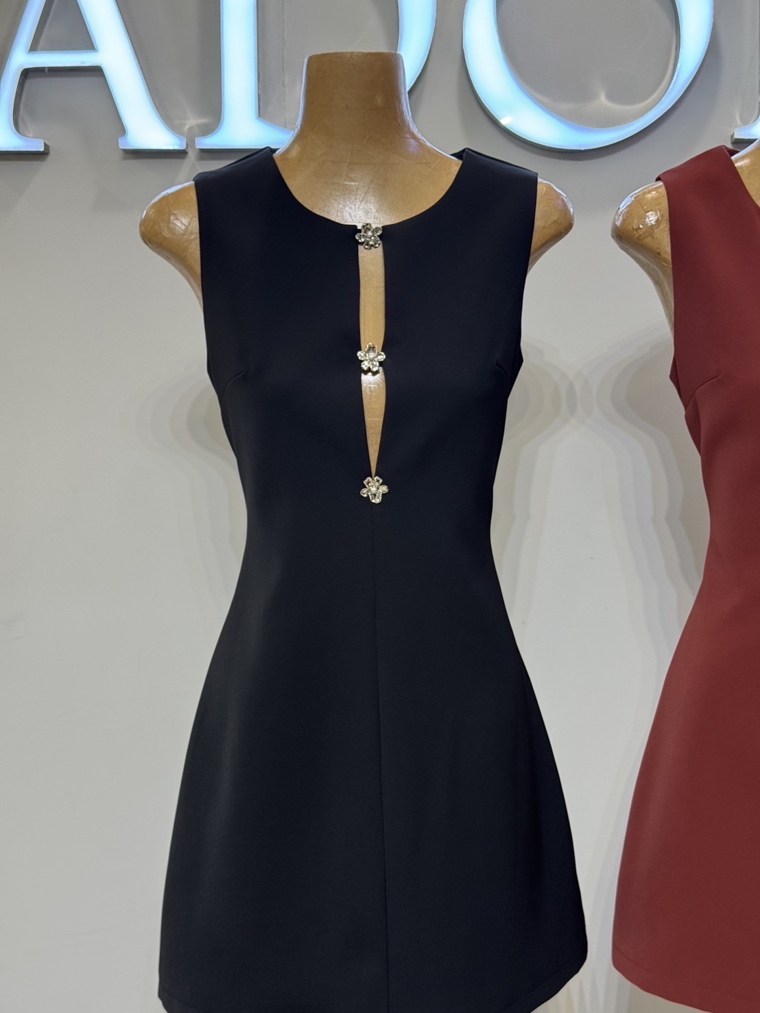 มินิเดรสดีไซน์น่ารักๆใส่ง่ายๆในช่วงนี้ แนะนำตัวนี้เลยค่ะ สาวๆ อโดร่า มินิเดรส ดีไซน์แขนกุด แต่งอะไหล่ช่วงอก ตัวเดรส ใช้ผ้าโพลีเอสเตอร์