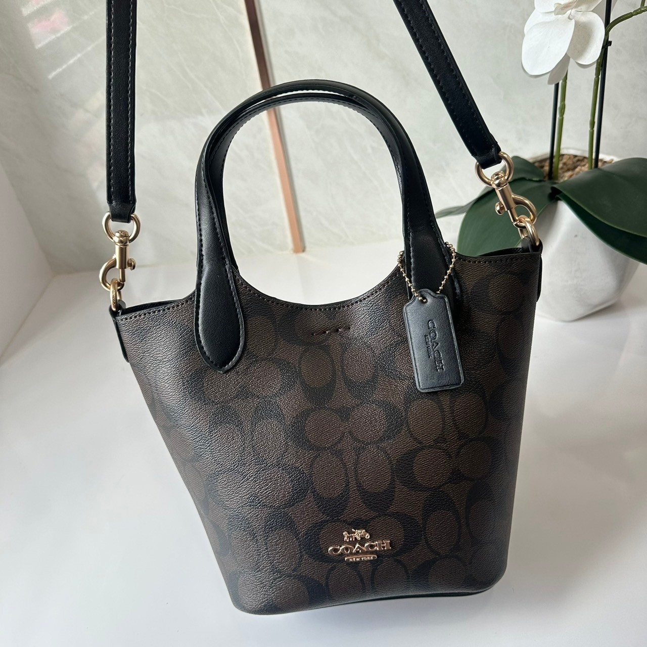 กระเป๋าสะพายไฮโซแบรนด์เนมโค้ชทรงโท้ทขนาด 8 นิ้วสีน้ำตาลดำลาย C COACH HANNA BUCKET BAG (CR256)