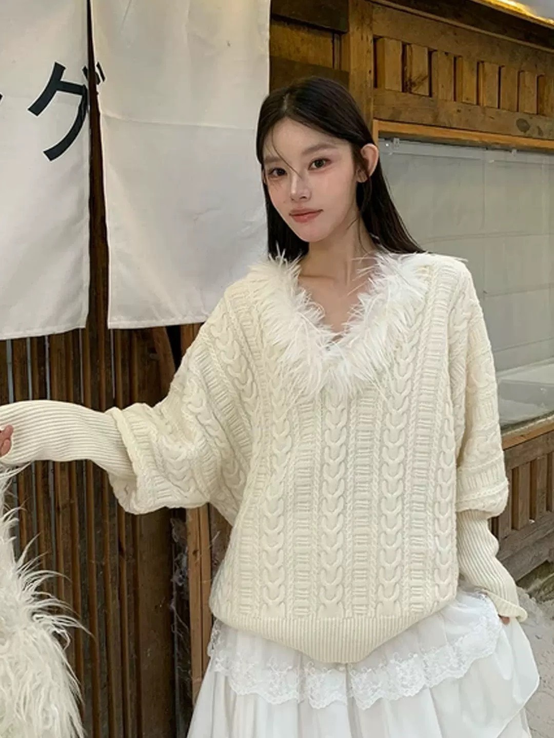 :เสื้อสเวตเตอร์ตกแต่งขนเฟอร์ ผ้าไหมพรมลายเปียน่ารักมากค่ะตัวนี้ เนื้อผ้านิ่มสวมใส่สบายมากค่ะ