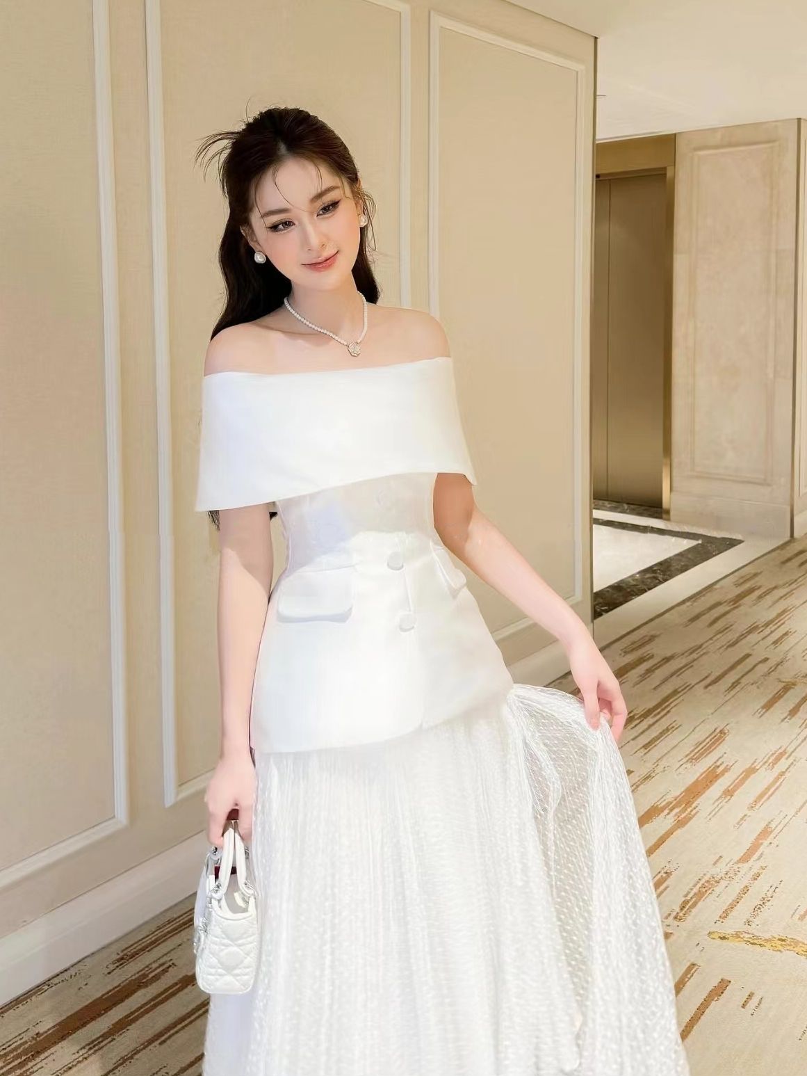 Set เสื้อปาดไหล่ แต่งกระดุมเรียงด้านหน้า ซิปด้านหลังใส่ง่ายค่ะ แต่งกระเป๋าด้านหน้า แมทช์กับกระโปรงยาวผ้าตาข่ายอัดพลีท เนื้อผ้าดีมีซับในทั้งชุดค่ะ สามารถแยกใส่กับชุดอื่นได้อีกเยอะเลยค่ะ ... ใส่ออกมาแล้วเป๊ะเว่อร์ แพทเทรินเนี๊ยบสุดๆ สามารถใส่ได้ในทุกโอกาสเล