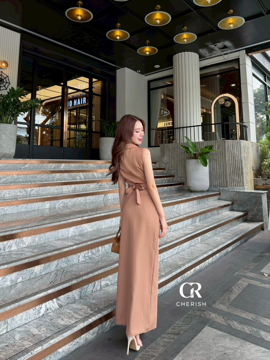 ชุดเซ็ท 3 ชิ้น เสื้อ+กระโปรง+เข็มขัด ตัวเสื้อกั๊กลายริ้ว แขนกุดคอวี แต่งกระเป๋าหลอก 2 ข้าง กระดุมทอง ช่วงเอว มีสายผูกเอวสามารถทำเป็นโบว์เล็กๆน่ารักได้ มาพร้อม