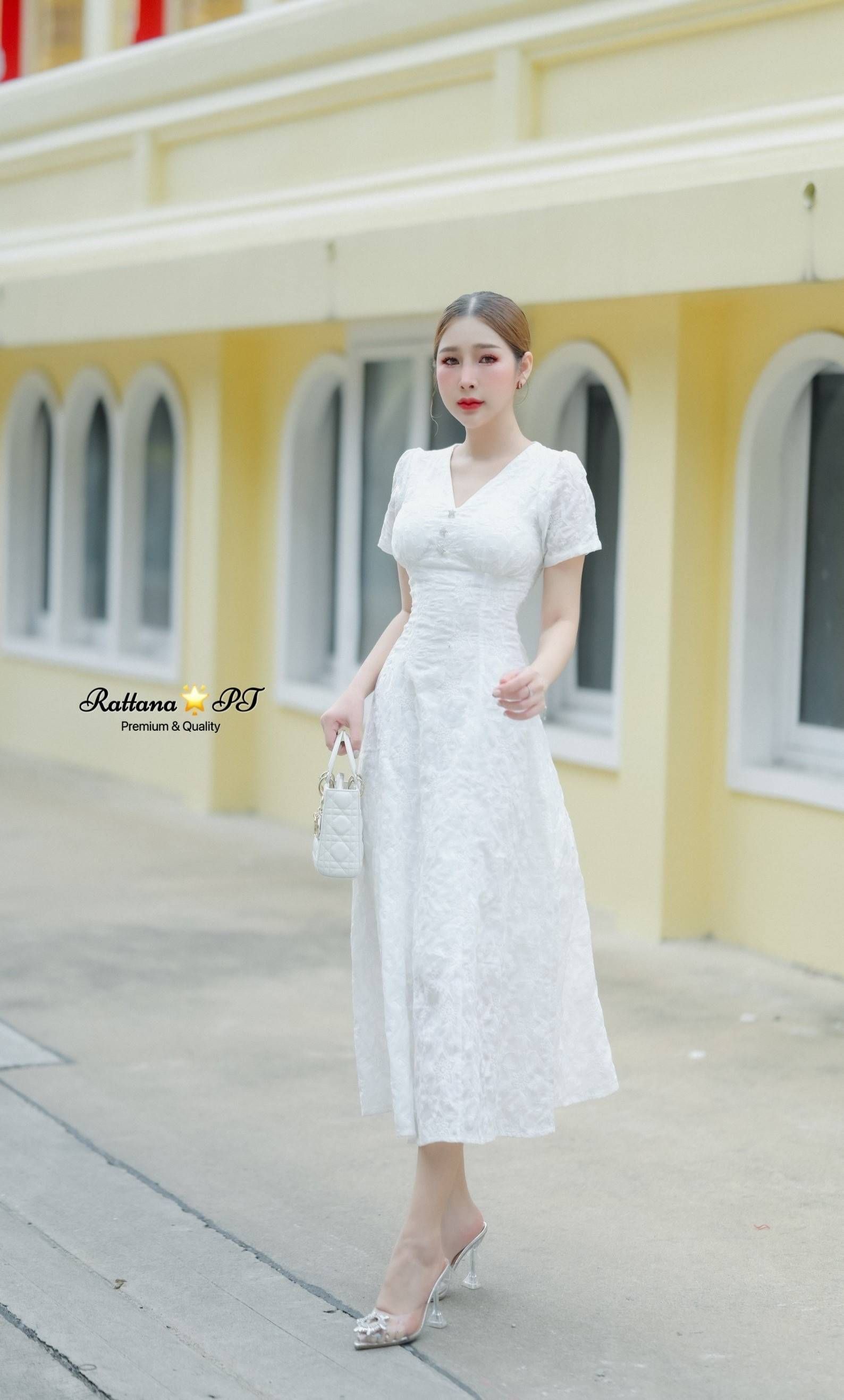 เดรสสีขาว เรียบหรูดูแพง แต่งเพชรที่หน้าอก ให้ดูสวยเก๋ เนื้อผ้าดีมาก หน้าอกมีฟองน้ำ มีซับในทั้งชุด มีซิบด้านหลัง ทรงสวยมาก ใส่แล้วดูผอมจะใส่ไปงานแต่ง ทำบุญ ใส่ออกงาน เก็บเข้าตู้ด่วนๆค่า