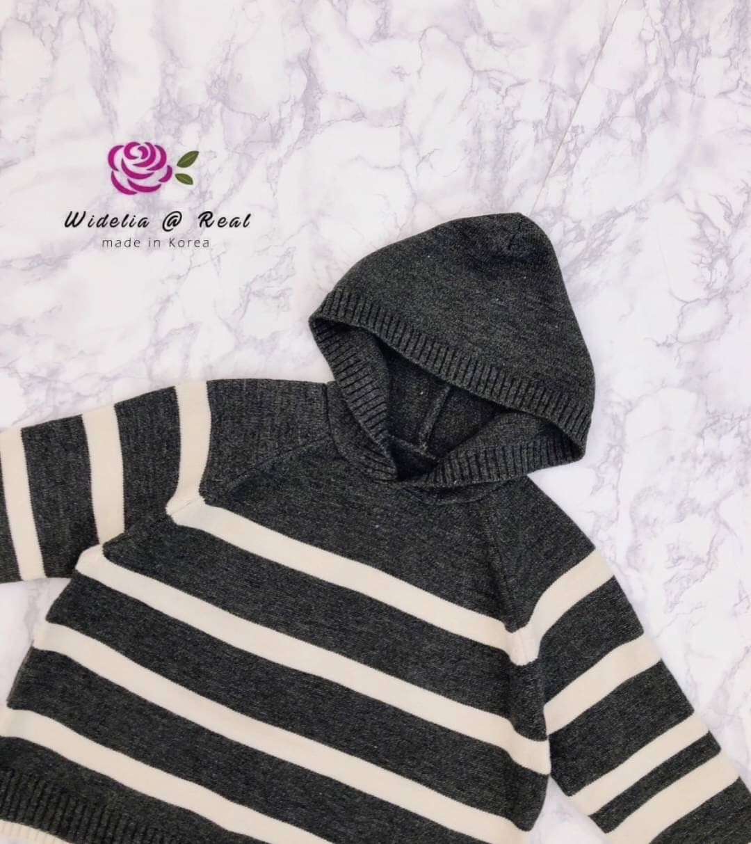 Blouse :: เสื้อตัวยาวสุดเก๋ รุ่นนี้ปังมากแม่ งานเกรดพรีเมี่ยม ตัวเสื้อเป็นไหมพรมเนื้อนุ่มนิ่มทอสลับเป็นริ้วสวย มาพร้อม Hood สุด Cute งานสวย ทรงเป๊ะ คัทติ้งเนี้ยบมาก งานไหมพรมเนื้อดีมากนะคะ รับรองใส่ออกมาไม่ผิดหวังการันตีให้เลย บอกเลยห้ามพลาดเด็ดขาดงานดีงา