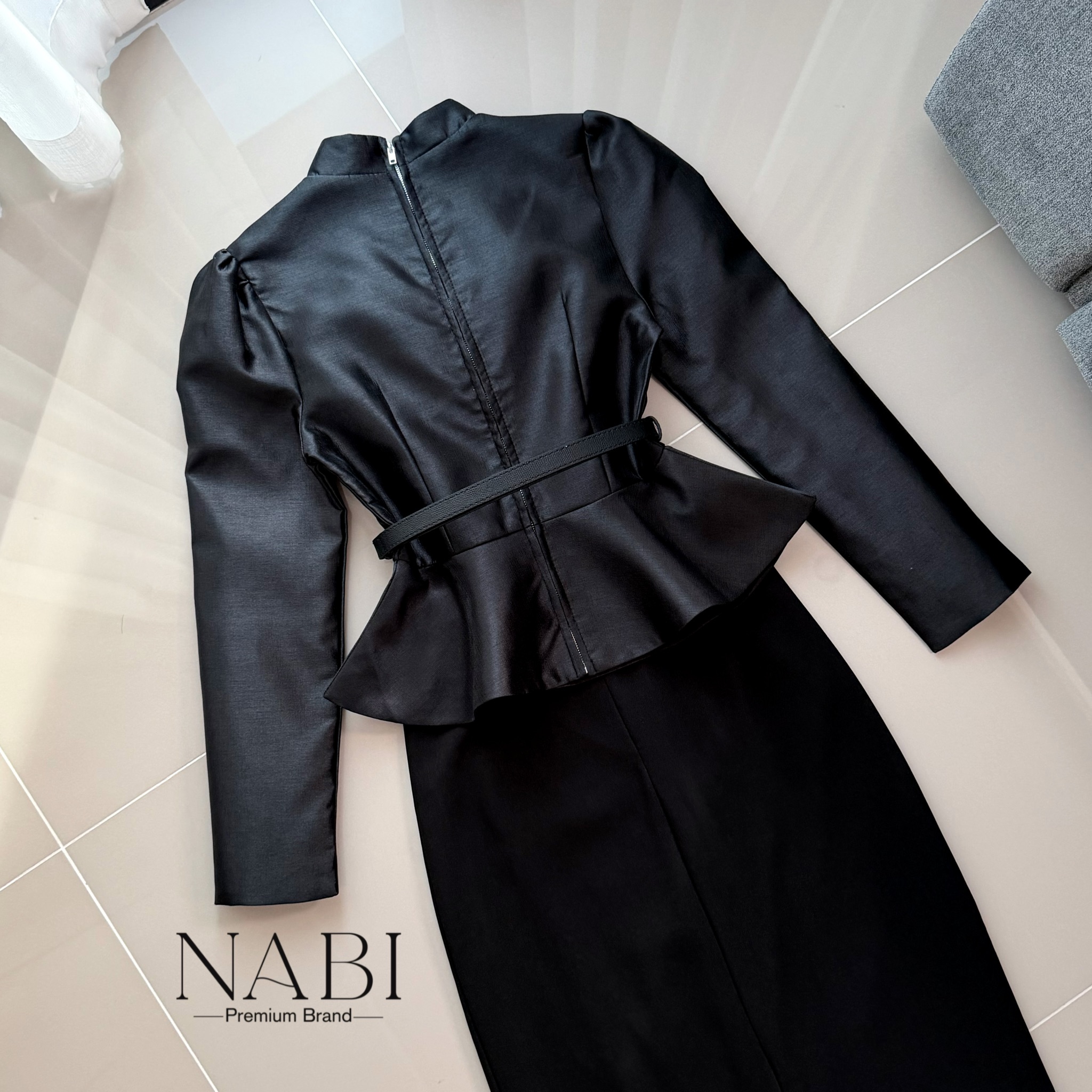 ชุดเซ็ตแขนยา คอกลม มีซัปในฟองน้ำในตัว มาคู่กับกระโปรงยาวทรงชุดไทย พับจีบด้านข้าง ผ่าทรงVด้านหลัง งานอัดกาวอย่างดีอยู่ทรง ใส่คู่กับเข็มกลัดดอไม้และเข็มขัดคือ สวยหรูลงตัวมาก ดีไซน์สวยดูผู้ดีแบบไทยๆ ไม่ซ้ำใคร ใส่ได้หลายโอกาศ ราคาคุ้มสุดๆ ห้ามพลาดนะคะสาวๆ #ชุ