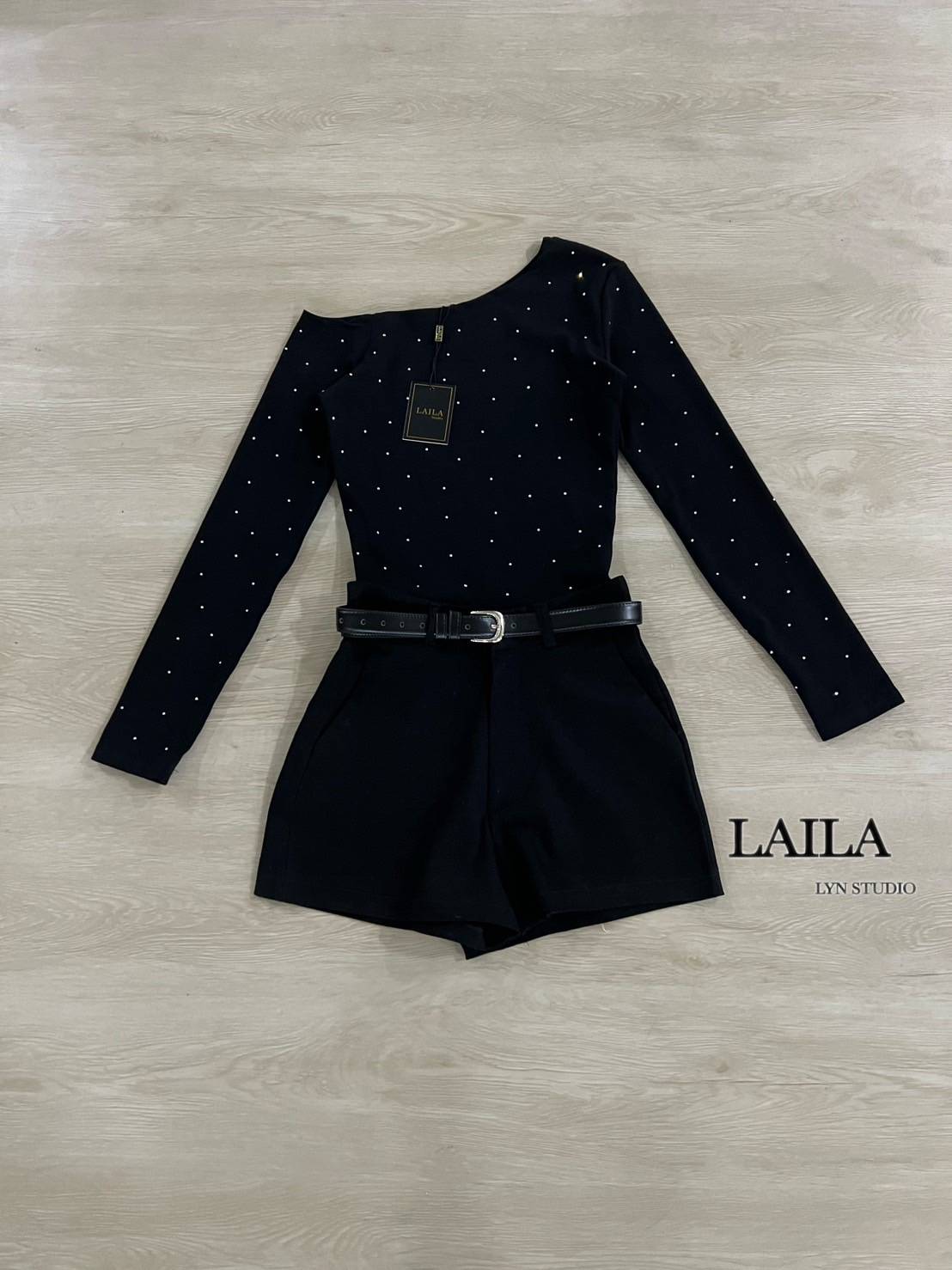 SET เสื้อ+กางเกง+เข็มขัด เสื้อแขนยาวทรงเบี่ยงไหล่ ตัวแสื้อแต่งปักเพชรทั้วลำตัวเพิ่มความโดนเด่น เนื้อผ้าใส่กำลังดี มาพร้อมกางเกงขาสั้นแต่งกระเป๋าข้างพร้อมเข็มขัดหนังสีดำแต่งอะไหล่หัวสีเงิน งานเก๋ สวยแมชเข้าเซ็ทลงตัวสุดๆค่า #byLaila #ชุดเซ็ท #เสื้อแขนยาว #เ