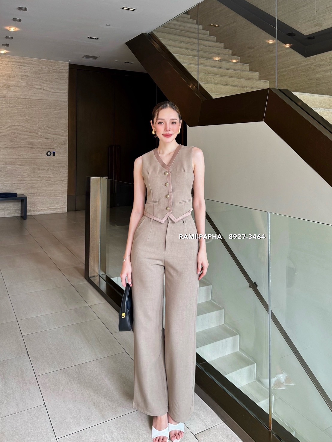 Label :: RAMI-PAPHA(รมิปภา) 🔹Detail :: เสื้อ+กางเกงขายาว เซตนี้บอกเลย เนื้อผ้าอย่างดีหนานิ่มฟู**เกรดพรีเมี่ยม โทนสีผู้ดีมากค่ะ ดีเทลตัดขอบเนื้อผ้าผ้ามันโทนสีแมตช์กันสวยหรูดูแพง กระดุมหน้าสีทองใช้งานได้จริง อกมีฟองน้ำ กระเป๋าหน้าแต่ง ซับในอย่างดีงง