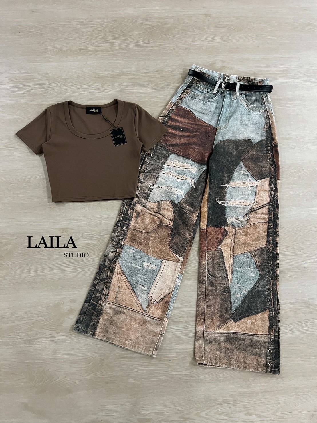 Tag: LAILA Detail: Set เสื้อ+กางเกง+เข็มขัด เสื้อแขนสั้นทรงกึ่งครอป งานผ้ายืดหยุ่นเด้งสวย มาในโทนสีน้ำตาลม่อคค่า มาพร้อมกางเกงยีนส์💯 ขายาวงานนำเข้า ทรงบอยๆปล่อยๆ แต่งลายวินเทจเก๋สุดๆ พร้อมเข็มขัดหนังสีดำ ยีนส์ทรงดีสุดๆคุ้มค่าาการันตีเต็มสิบไม่หักค