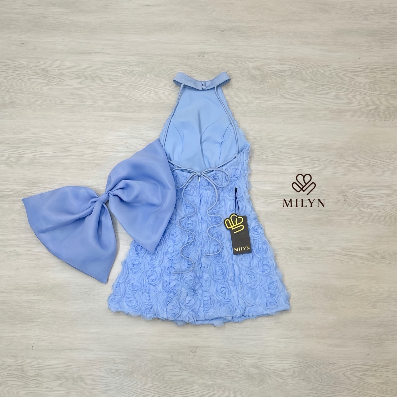 มินิเดรสแต่งดอกกุหลาบทั้งตัว ดีเทลเนื้อผ้าแบบ 3D ทำให้ชุดดูโดดเด่นมากขึ้น คอฮัลเตอร์ช่วยเสริมลุคให้ดูเพรียวและหรูขึ้นไปอีกขั้น ด้านหลังเปิดหลังสวย พร้อมโบว์ใหญ่สุดละมุนเป็นไฮไลต์ของชุด ใ