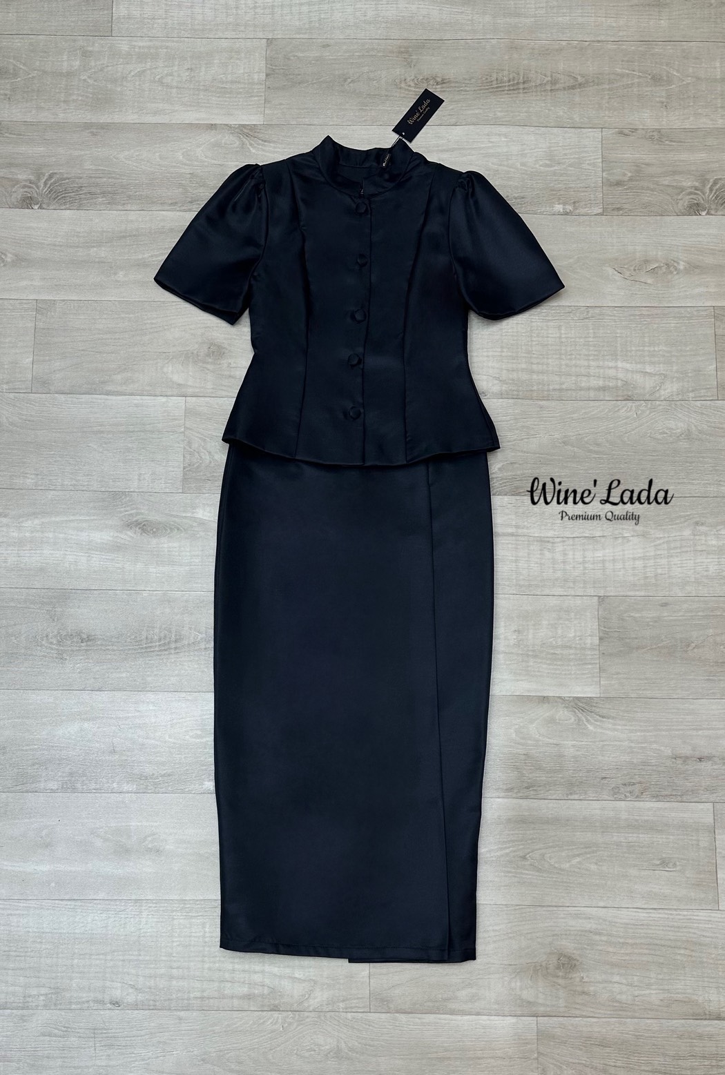 Set 2 Pcs. เซ็ทชุดไทยผ้าไหมเสื้อแขนแขนสั้น เป็นชุดจิตรลดาแบบแขนสั้น มาพร้อมกับกระโปรงผ้าไหม ทรงสอบเข้ารูป จะงานราช งานบุญ ได้หมดเนื้อผ้าใส่สบาย ทรงสวยมากค่ะ เป๊ะและเข้ารูป ใส่แล้วผอมเพียว กระโปรงซับในทั้งตัว ใครได้ลองแล้วจะหลงรักค่าา รับรองคุ้มเว่อร์ งานส