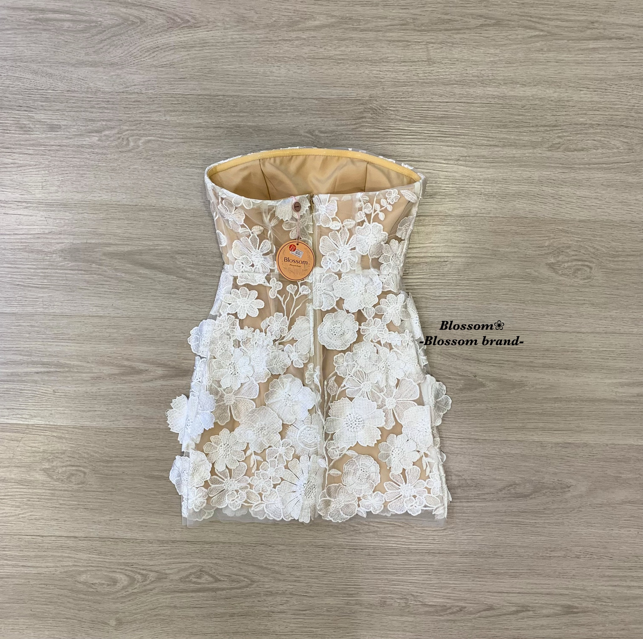 มินิเดรสเกาะอกดอกไม้3D เรียบหรูดูแพงสุดๆ ผ้าดี งานสวยมาก ช่วงหน้าอกมีฟองน้ำในตัว มียางกันลื่น ซิปหลัง งานมีซับในอย่างดี ดินเนอร์ ออกงาน งานปาร์ตี้วันเกิด ได้ทุกโอกาสค่า