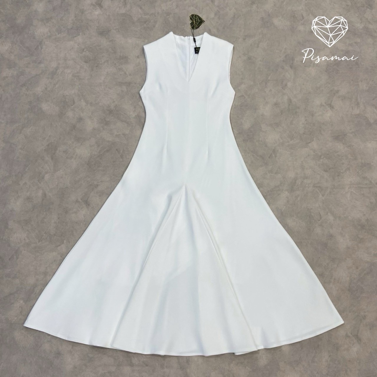 เดรสคอวีสีขาวแขนกุดตัวยาว ช่วงบ่าเสริมฟองน้ำให้ครบ แพทเทิ้นสวยมากกกกก สวย หรู old money มากๆค่า ต้องมีเลยค่า