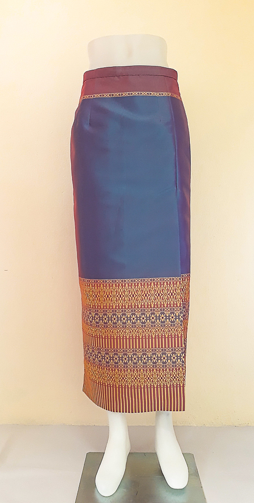 ผ้าถุงไหมสำเร็จรูป (สีน้ำเงินอมม่วง) งานตัดเย็บประณีต อัดผ้ากาวตามสีของผ้าถุง เนื้องานดีเกรด A (รอบเอว 28 นิ้ว)