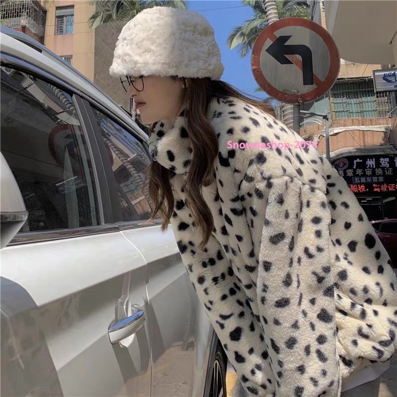 Leopard Lover Must-Have ลายเสือกลับมาแรงอีกครั้ง เสื้อโค้ทขนกำมะหยี่นุ่มฟู ทรงหลวมใส่สบาย สไตล์เกาหลีสุดชิค ใส่เที่ยวต่างประเทศก็ปัง ใส่ในเมืองก็เก๋ อุ่นแต่ไม่อ้วน ใส่แล้วดูแฟสุดๆ ใส่เที่ยวได้ตั้งแต่โซลถึงซัปโปโร พร้อมให้เลือกหลายไซ ใส่ยังไงก็สวยทุกองศา