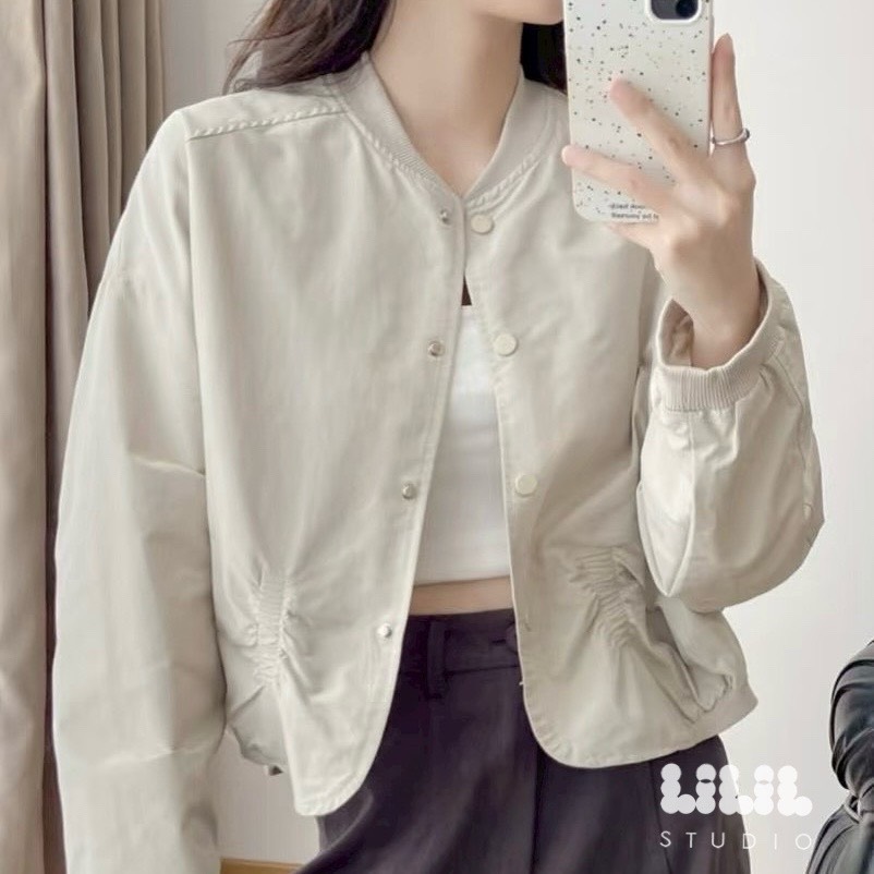 แจ็คเก็ตครอปทรงบอมเบอร์ ดีไซน์มินิมอล เนื้อผ้าพรีเมียมนุ่มเบา จะเท่ก็ได้ หวานก็ดีค่ะ
