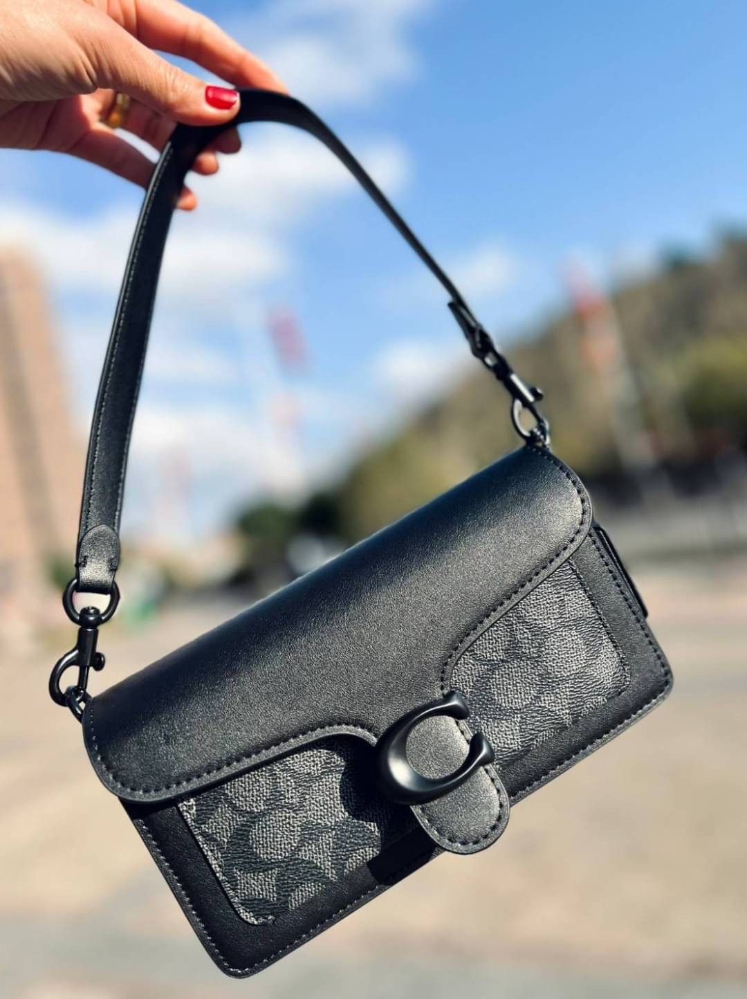 กระเป๋าสะพายไฮโซแบรนด์เนมโค้ชหนังแท้สีดำเทาลาย C ขนาด 8 นิ้ว COACH TABBY SHOULDER BAG 20 IN SIGNATURE ((CQ765))