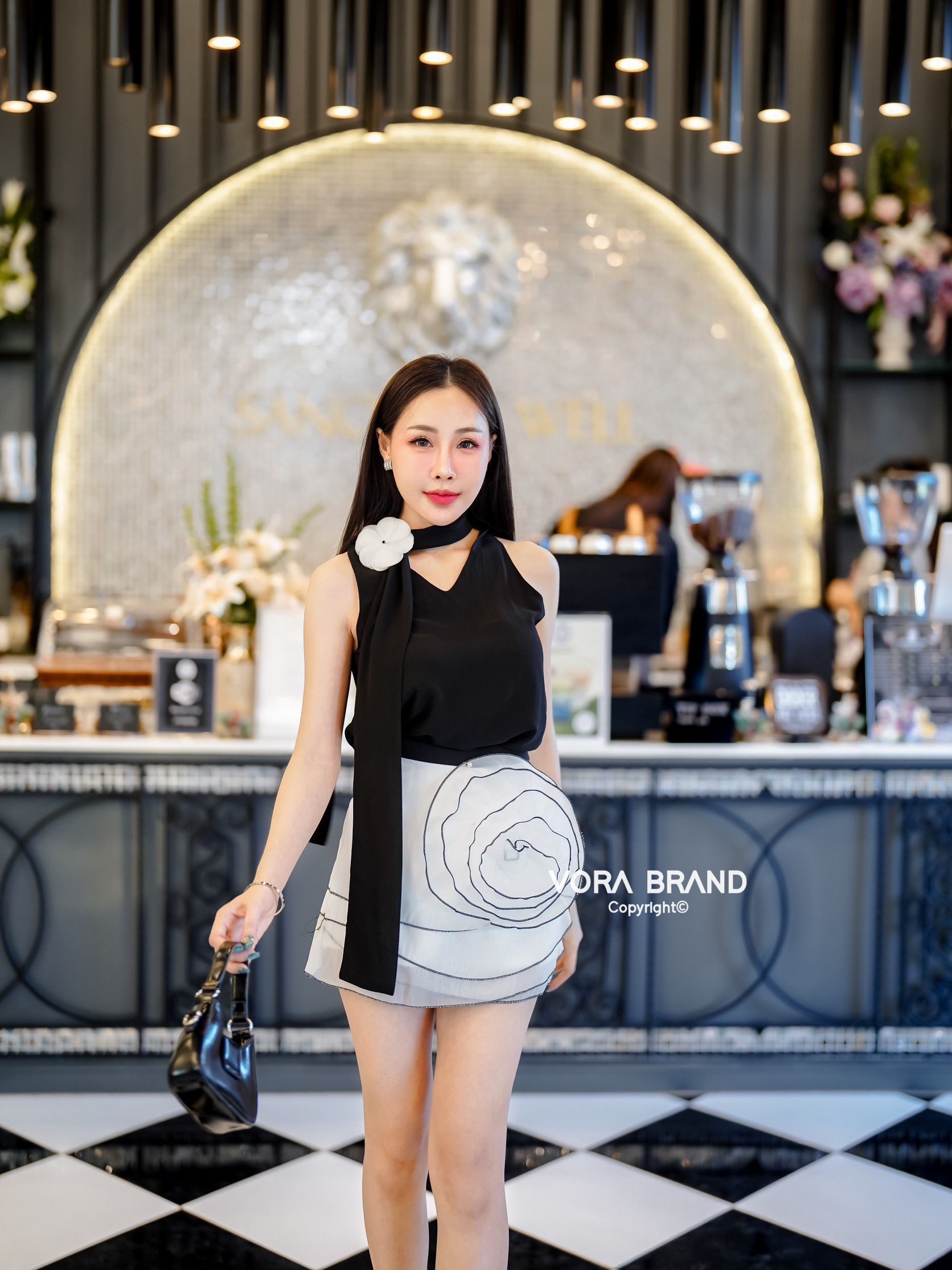 Set เสื้อแขนกุดคอวี ตัวยาว แต่งสายพาดคอ แต่งเข็มกลัดดอกไม้ เนื้อผ้าชีฟองมีซับใน ใส่สบายค่ะ มาพร้อมกระโปรงสั้นแต่งระบายชั้น แต่งดอกไม้ 3D ดอกใหญ่ด้านข้าง มีกางเกงขาสั้นด้านใน ผ้าหนา ไม่ต้องกลัวโป๊เลยค่า สามารถแยกใส่กับชุดอื่นได้อีกเยอะเลยค่ะ... ใส่ออกมาแล้