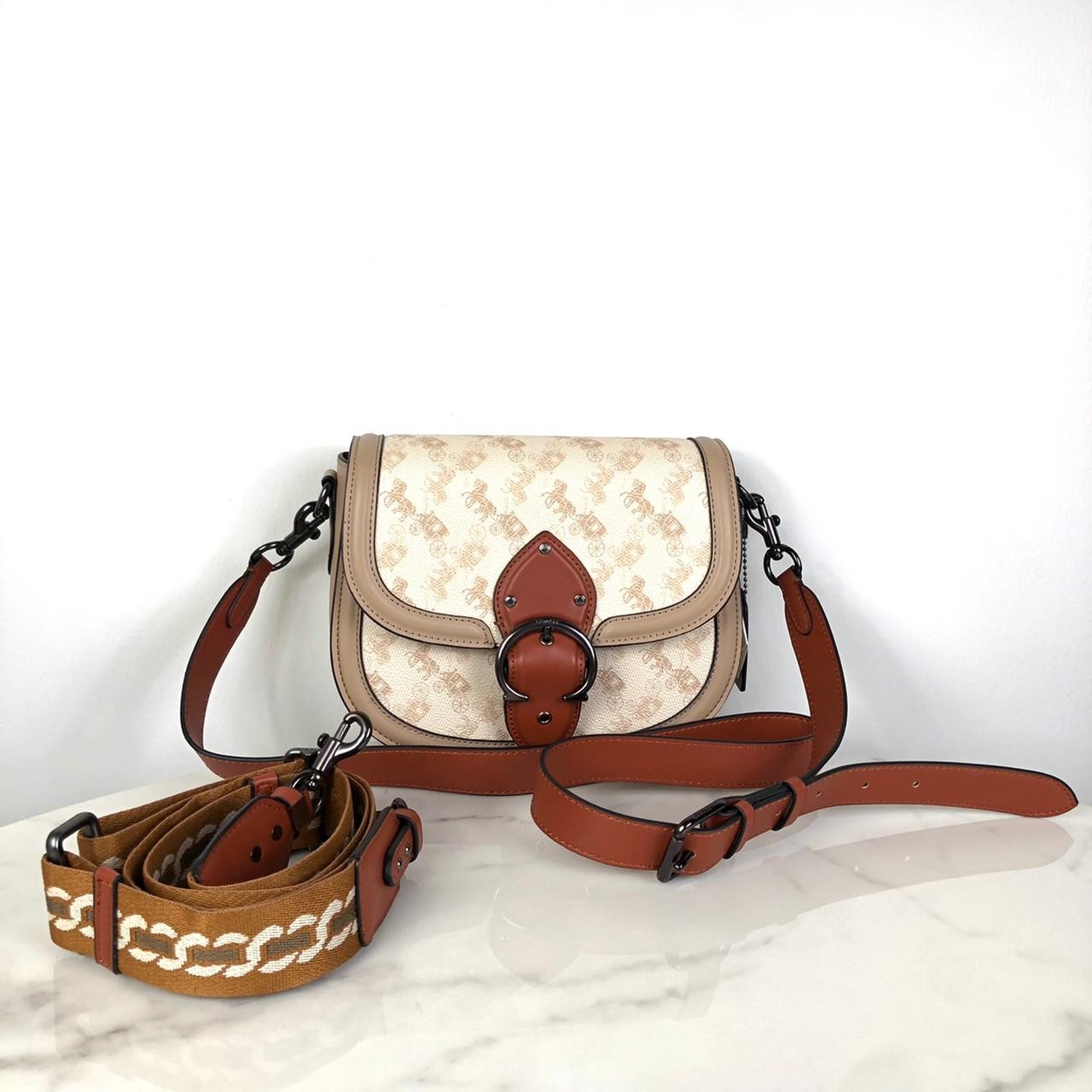 กระเป๋าสะพายไฮโซเรียบหรูดูแพงแบรนด์เนมโค้ชหนังแท้สีขาวครีมลายรถม้า Coach bag