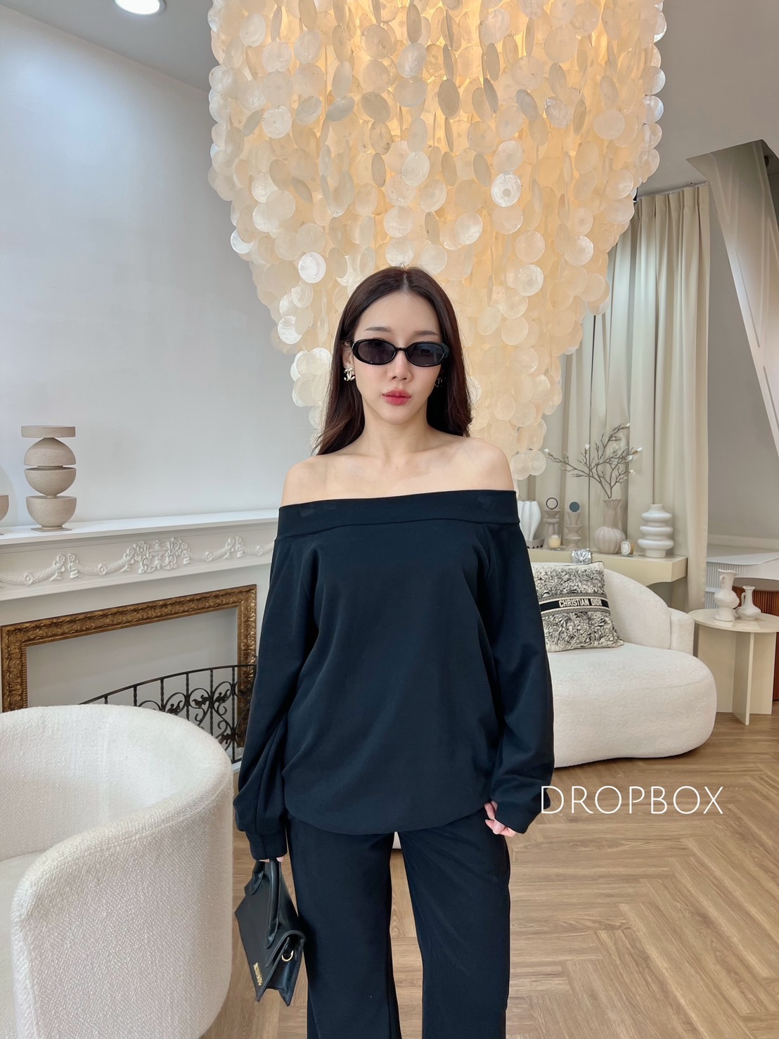 เซทรุ่นนี้งานมาใหม่เป็นเสื้อปาดไหล่แขนยาวมาคู่กับกางเกงขาม้าเนื้อผ้าคอตตอนยืดผ้าไม่หนาใส่สบายใส่เป็น AirPodsลุกขึ้นเครื่องหรือว่าใส่ถ่ายรูปคาเฟ่เก๋เก๋