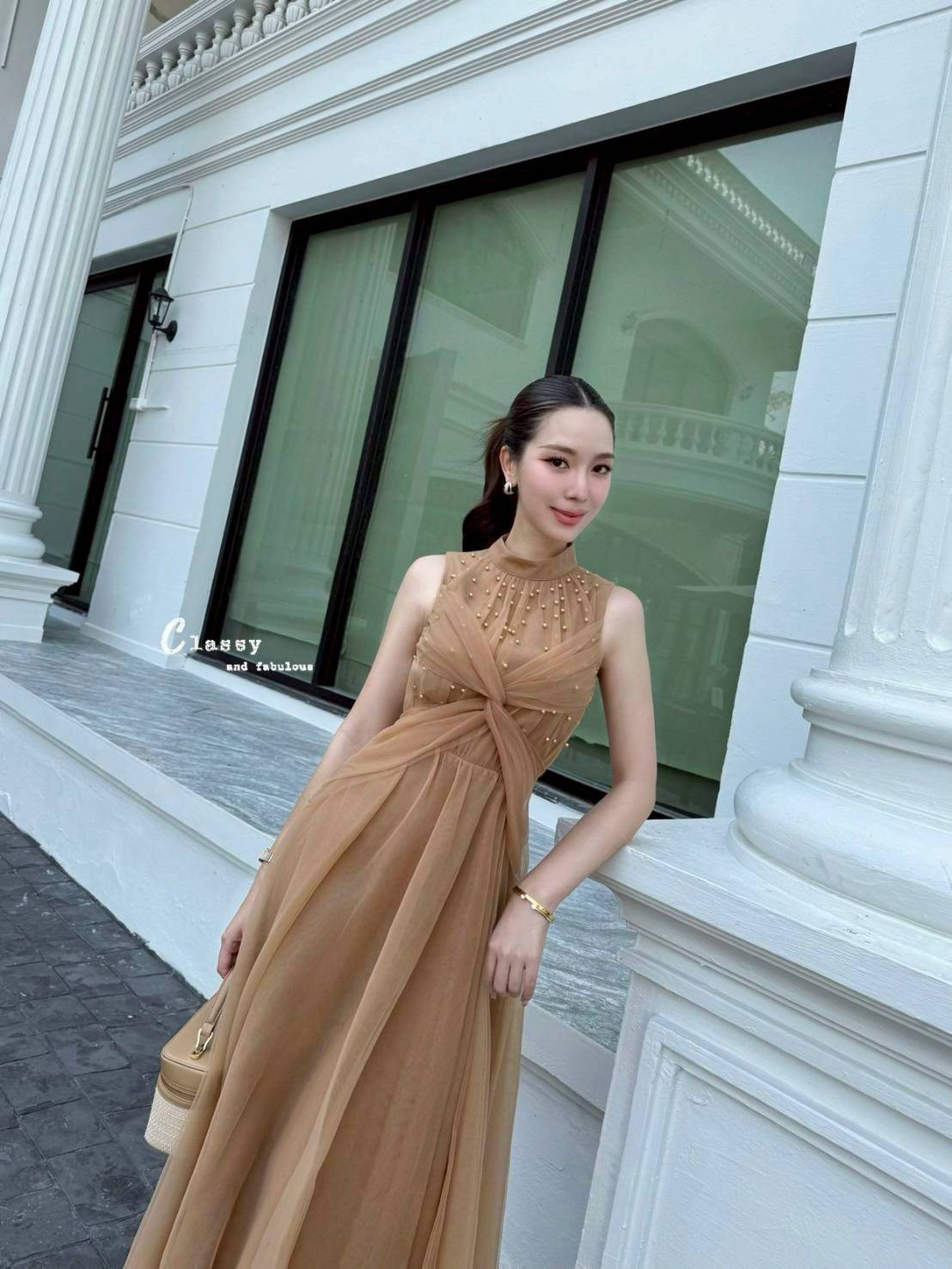 เดรสคอปีนแขนกุด ด้านหน้าเสื้อมีปักมุกทั่วเสื้อด้านบน และเรา design ผ้าไขว้ตัวX ด้านหน้าสวยมาก สีสวย เนื้อผ้าอย่างดี ไม่คันแน่นอน ช่วงกระโปรงเป็นทรงพองสวยกำลังดี อกมีฟองน้ำ มีซับในยาว ซิปหลัง มีติดตู้ไว้ได้ใช้แน่นอนค่า