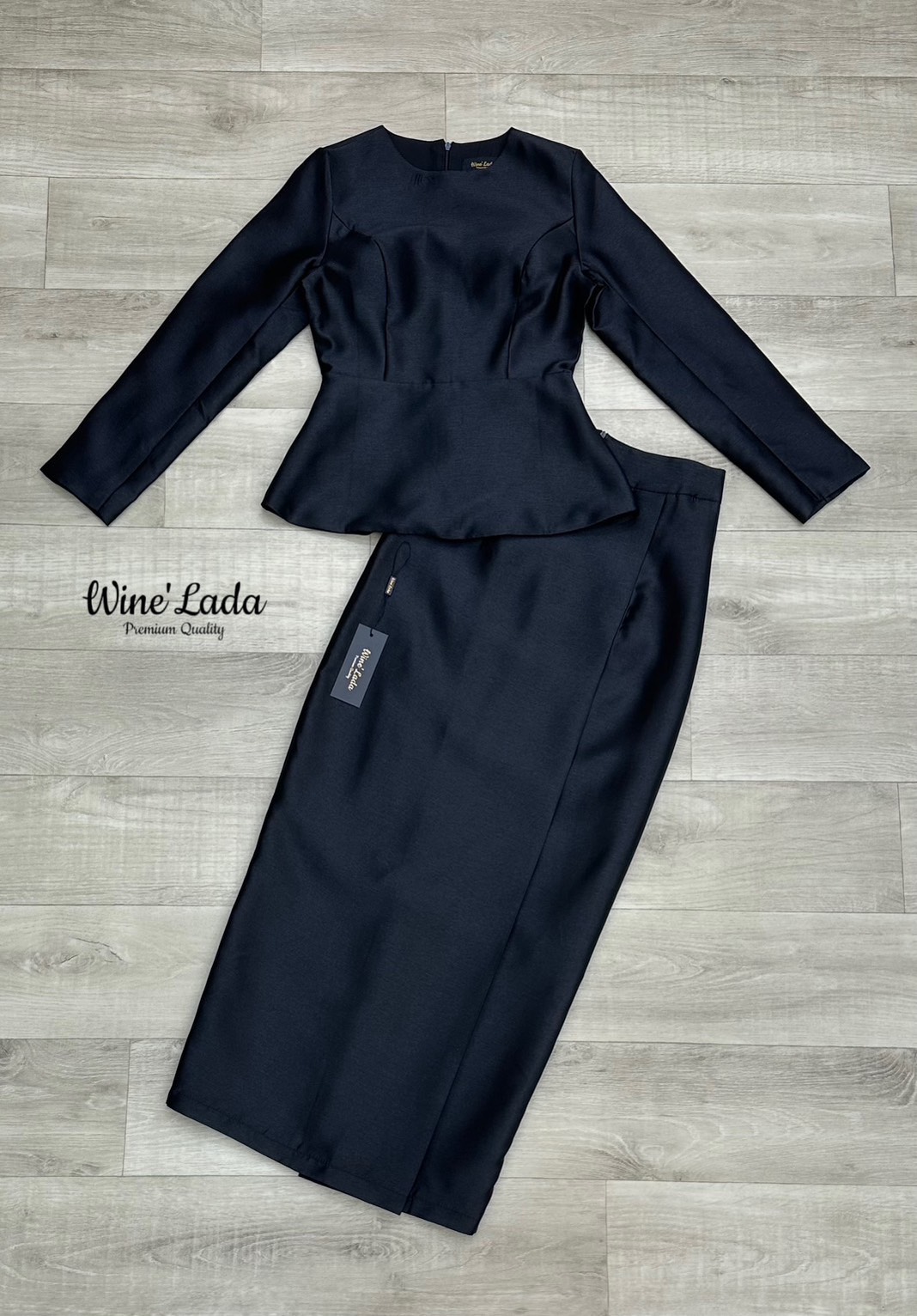 Set 2 Pcs. เซ็ทชุดไทยแบบเรียบๆเสื้อแขนยาว อกมีฟองน้ำ มีซิปด้านหลัง มาพร้อมกับกระโปรงผ้าไหม ทรงสอบเข้ารูป จะงานราช งานบุญ ได้หมดเนื้อผ้าใส่สบาย ทรงสวยมากค่ะ เป๊ะและเข้ารูป ใส่แล้วผอมเพียว กระโปรงซับในทั้งตัว ใครได้ลองแล้วจะหลงรักค่าา รับรองคุ้มเว่อร์ งานสว