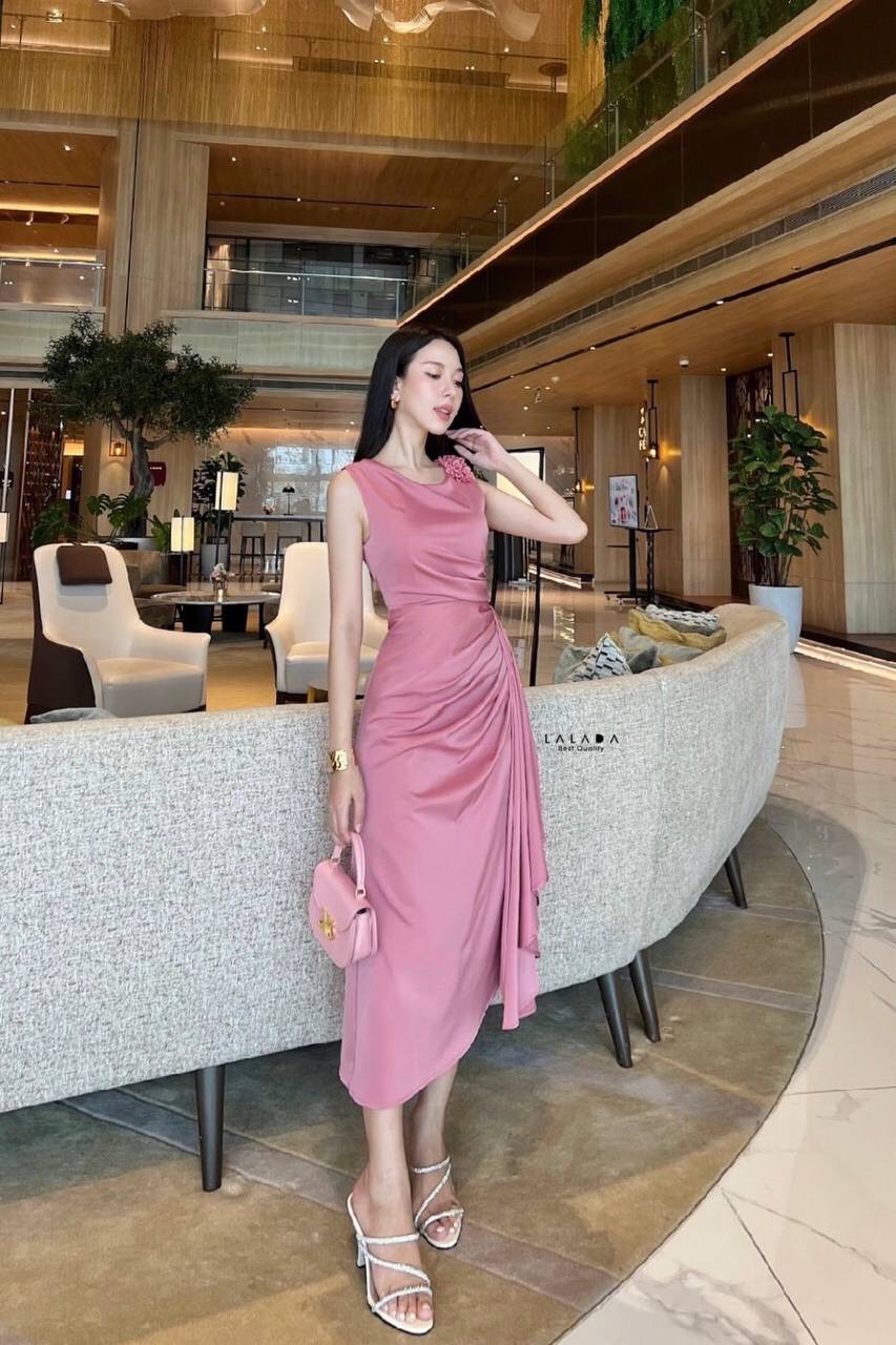 เดรสไปงานสวยหรู ผ้าซาตินส์แขนกุด แต่งดอกไม้ช่วงไหล่ สวยหรูละมุน ซิปหลัง ตัดเย็บอย่างดี Color::ตามรูป