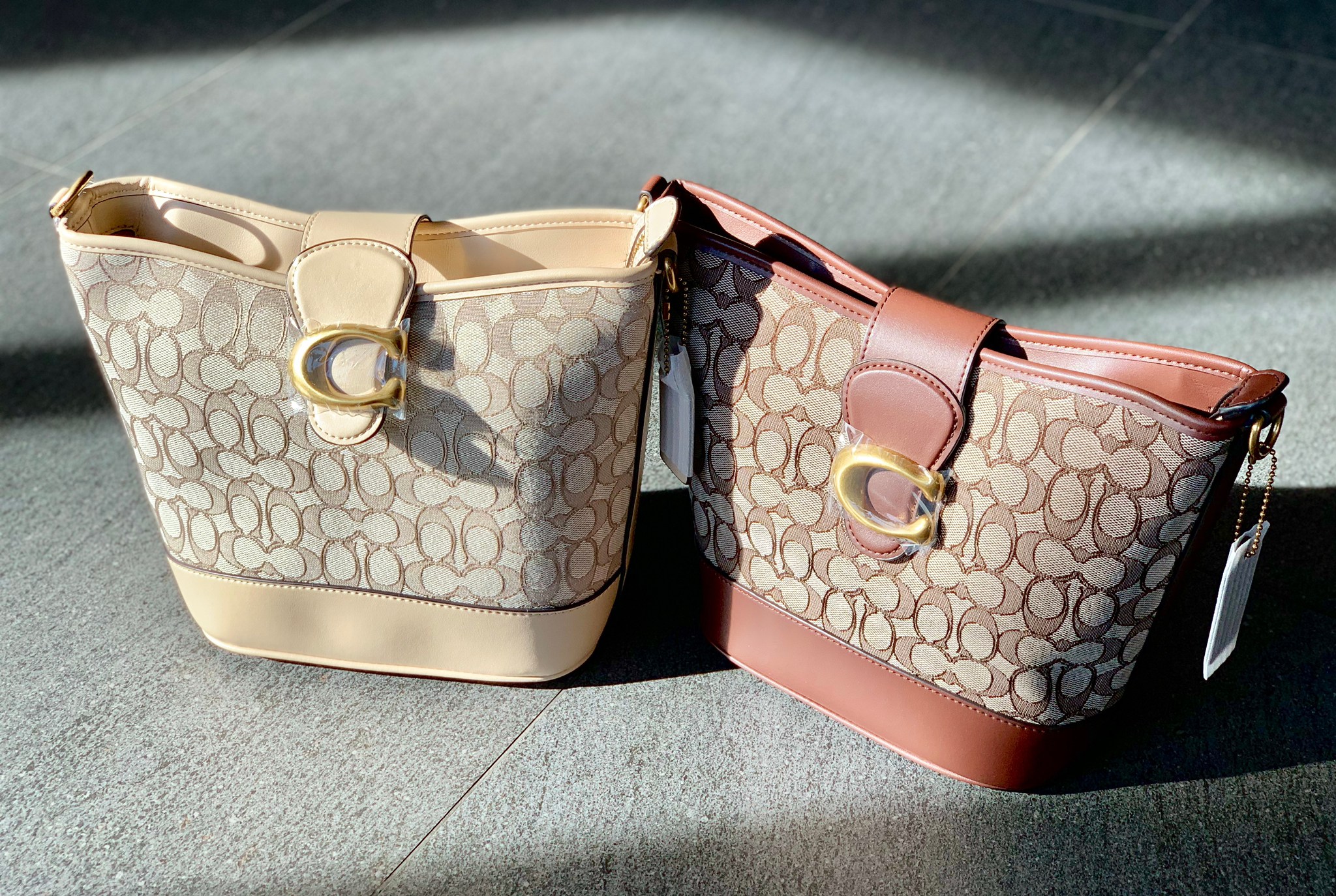กระเป๋าสะพายไฮโซเรียบหรูดูแพงแบรนด์เนมโค้ชสีน้ำตาล สีเบจลายC COACH TAIL BUCKET BAG IN SIGNATURE JACQUARD ((CA113))