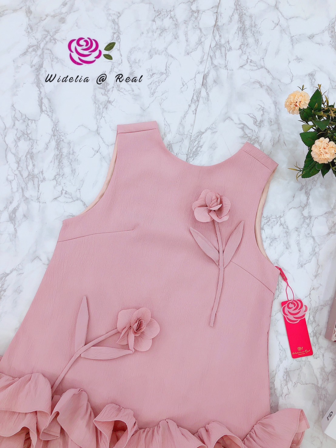 Dress เดรสทรงปล่อยแขนกุด เย็บดอกไม้ป๊อปอัพ ชายเย็บระบายฟูอลังการเนื้อผ้าสีพื้น ผ้ามีtexture เนื้อผ้าดีมากๆ ชุดนี้งานสวยค่ะ คัตติ้งเนี๊ยบ ทรงเป๊ะมาก แนะนำเลย รับรองใส่ออกมาไม่ผิดหวังการันตีให้เลย บอกเลยห้ามพลาดเด็ดขาด งานดีงานสวยแน่นอน