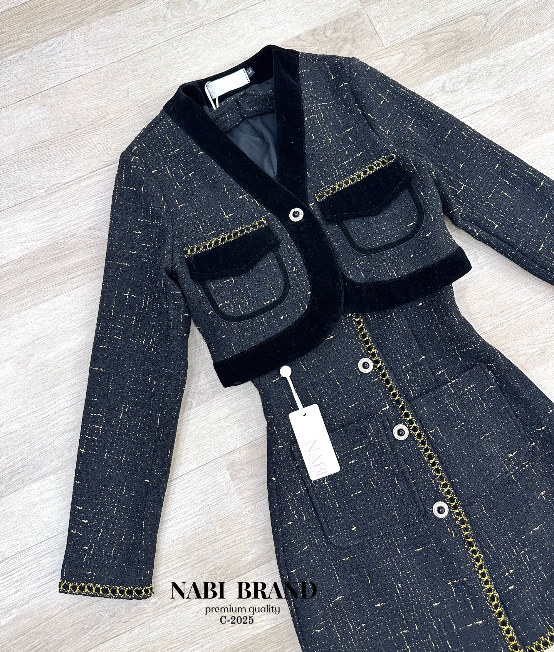 Set 2 ชิ้น เสื้อสูทคลุม มาคู่กับ เดรสคล้องคอเปิดหลัง ผ้าทวิตหนาอย่างดี งานขึ้นห้าง มีช่องกระเป๋าใช้งานได้จริง เดรสมีฟองน้ำ ทั้งชุดมีซับในมาให้ ชุดเดรสงานกระดุมหน้า ชุดนี้ดีเทลจึ้งๆมากค่ะ จะใส่แค่เดรส หรือสวมเสื้อคลุมไปด้วย ก็หรูเลิศคุณภาพคุ้มเกินราคา ห้าม