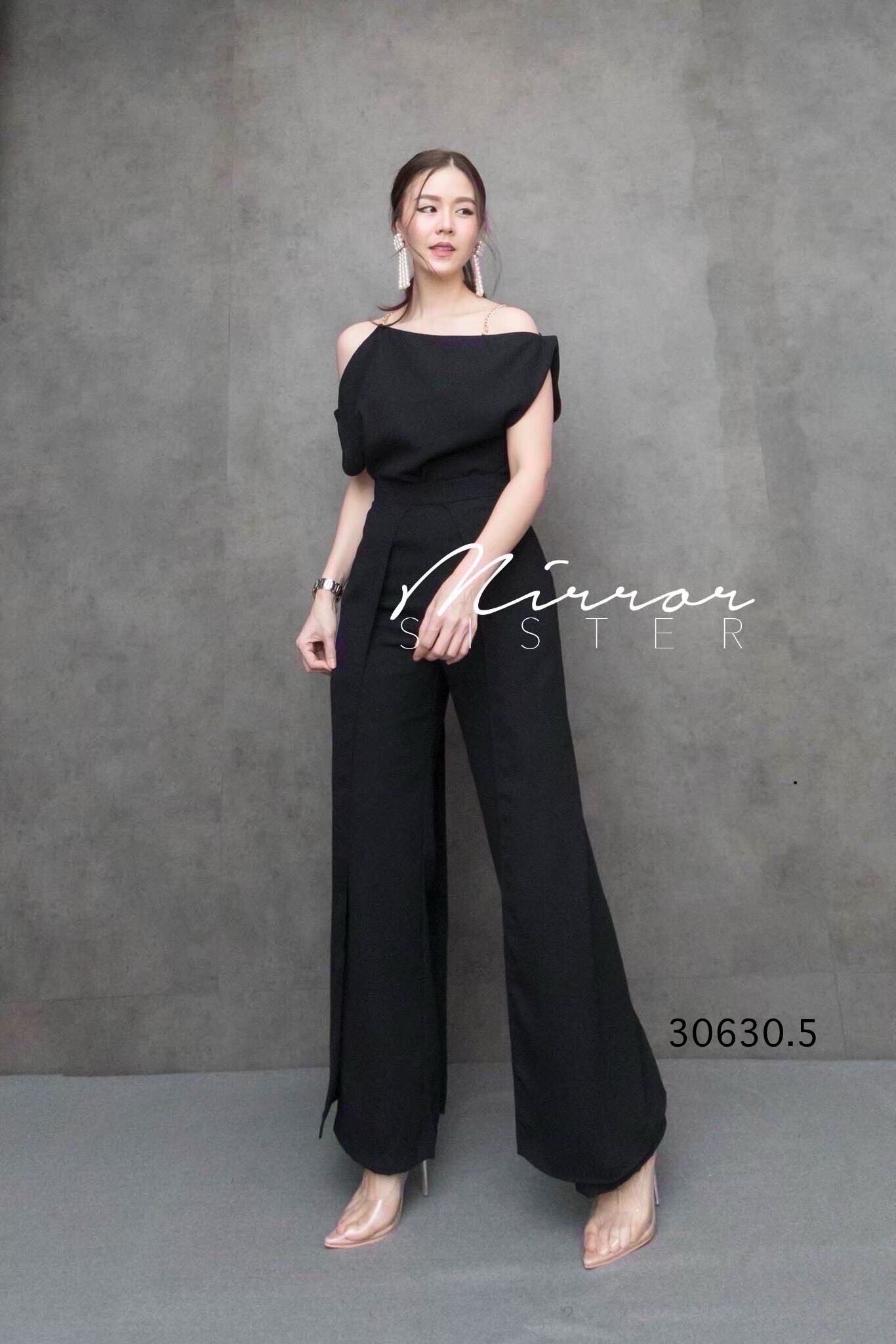 MiRRoRSiSTER’s SET oF WaCHaCha•• ชุดเซ็ทเสื้อกางเกง ทรงสวยเป๊ะปัง ด้วยดีเทลช่วงบน เป็นสายเดี่ยวโซ่ทอง แต่งปาดไหล่สโลปเก๋ไม่ซ้ำใคร ช่วงกางเกงทรงกระบอกแต่งตีเกร็ดตรงหน้าขา แต่งเลเยอร์2ข้าง เวลาเดินพริ้วมีmovementของเนื้อผ้า สวยดีงามเนื้อผ้าดีมาก ใส่เข้าSET