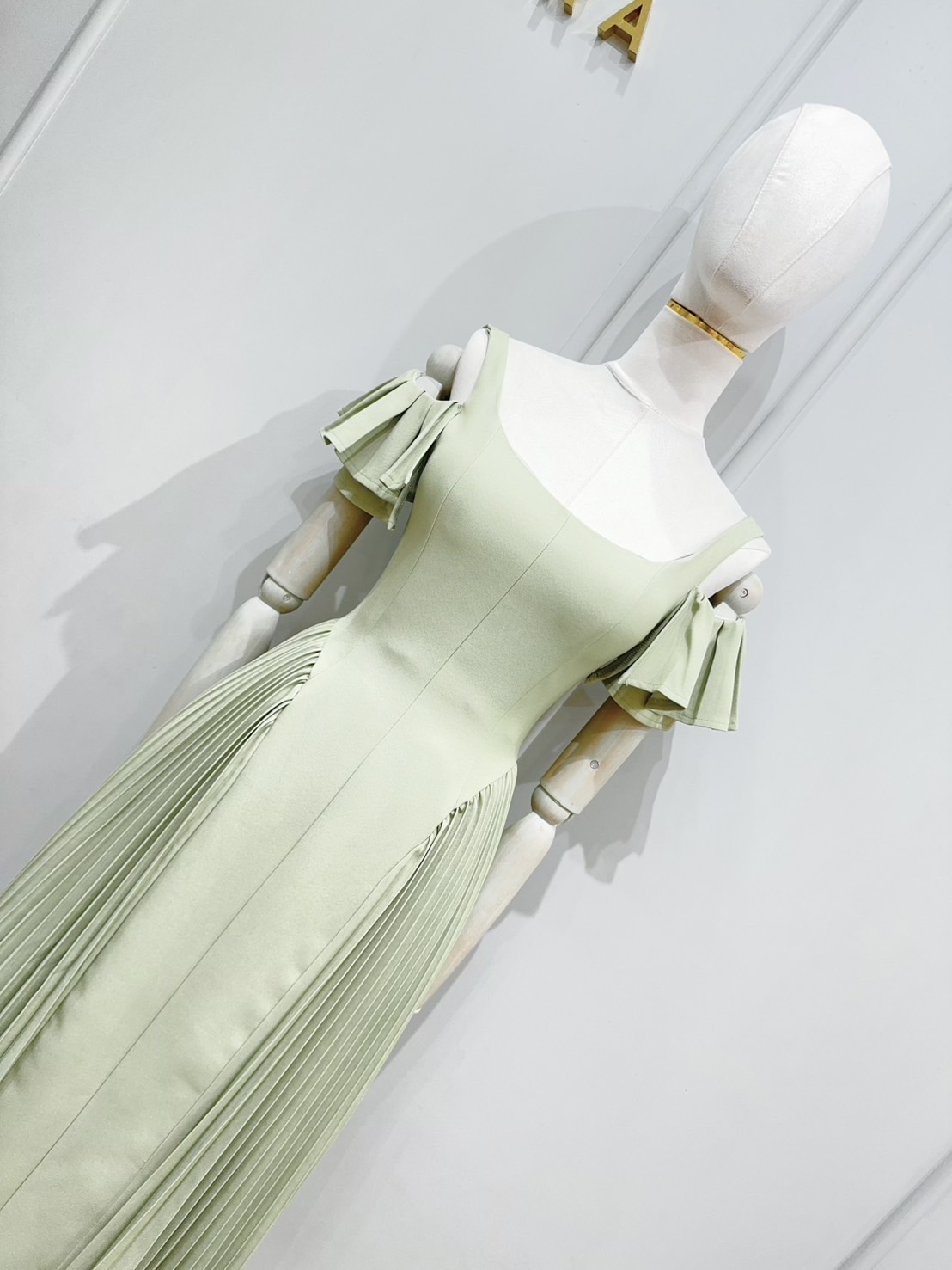 เดรสดีไซน์สายเดี่ยว แต่งดีเทลช่วงแขน ตัวเดรส ใช้ผ้าเนื้อผ้า เกรดพรีเมี่ยมทั้งตัว เนื้อผ้ามีคุณภาพ ใส่แล้วเก็บทรงดูหุ่นเพรียว แต่งดีเทลอัดพลีทด้านข้างทั้งสองข้าง งานมีซับใน งานซิปหลัง สาวๆใส่ออกงาน