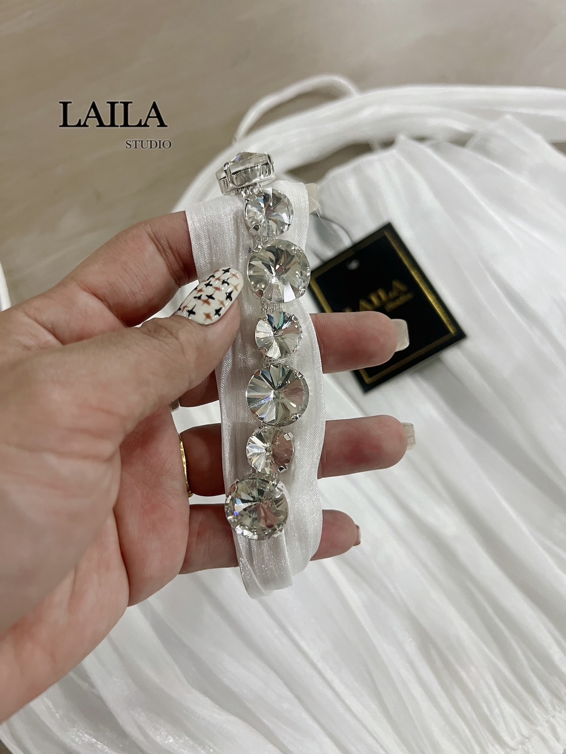 Detail: Setเสื้อ+กางเกง งานเสื้อทรงสายเดี่ยวแต่งอัดพลีทจีบๆทั้งลำตัว ด้านหลังแต่งสม็อค เนื้อผ้าสวยงานผ้าทิ้งตัว ดีไซร์ซ็อคTagเกอร์ผูกคอแต่งเพชรเพิ่มความโดดเด่นให้ชุด มาพร้อมกระโปรงสีดำทรงสวย ด้านในแต่งซับในกางเกง ลุคนี้แมชลงตัวลงตัวมากค่าบอกเลย #byLaila #