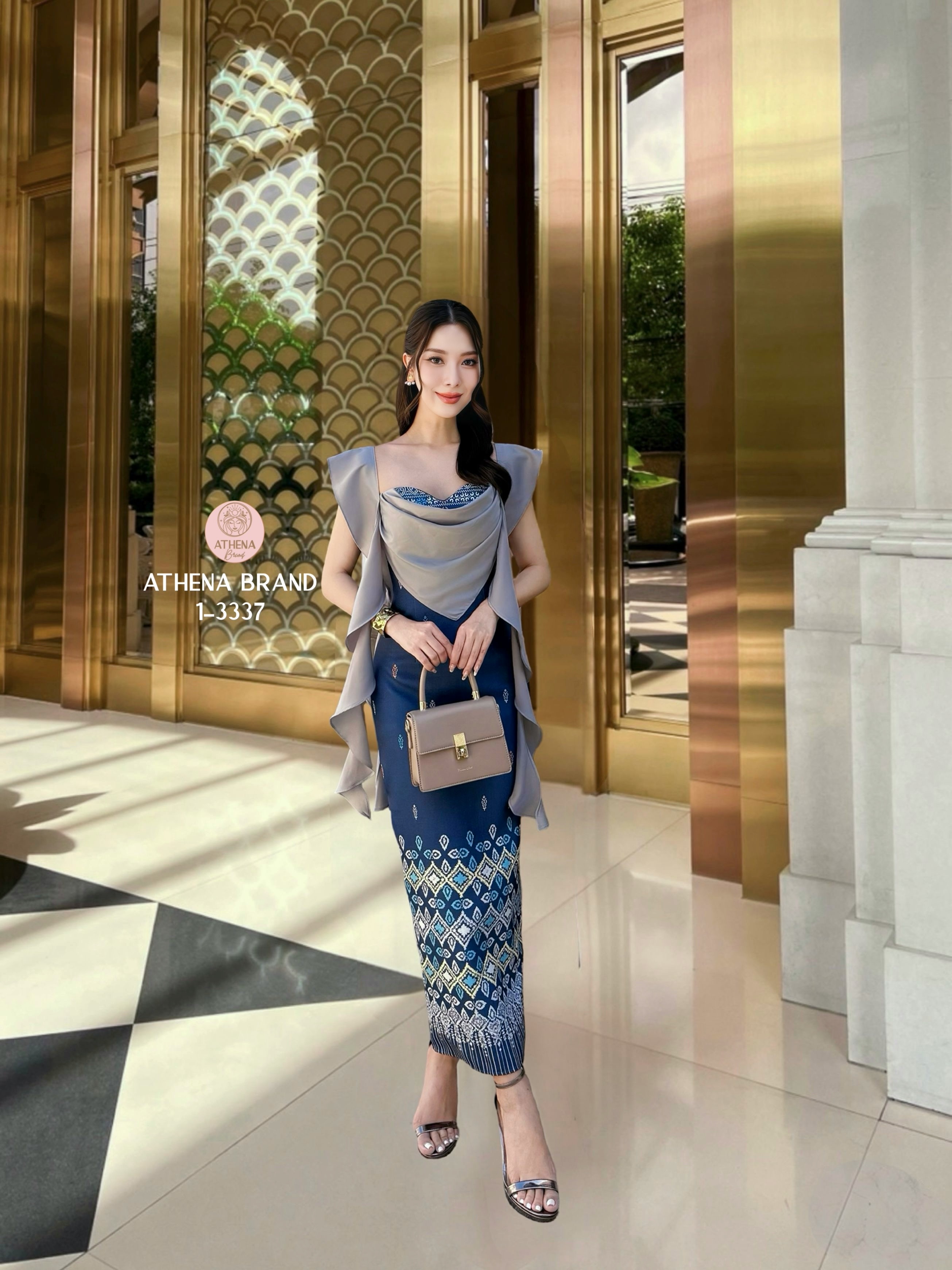 Dress Maxi Dress พิมพ์ลายดีไซน์ตัดต่อผ้าแต่งระบาย หน้าอกเสริมฟองน้ำจัดทรงสวย ชายกระโปรงด้านหลังผ่า เนื้อผ้าดี๊ดีมีTexture งานมีซับใน สวมใส่แบบซิปด้านหลัง สอดแทรกดีเทลความสวยหวานและความเรียบหรูได้ลงตัวเป๊ะ งดงามอย่างกุลสตรีไทยค่า