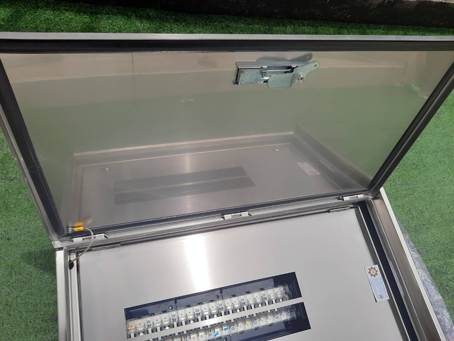 Main LUG 250A ตู้สแตนเลส 304 มีหลังคาสโลป W450xH800xD152mm. (42ช่อง)