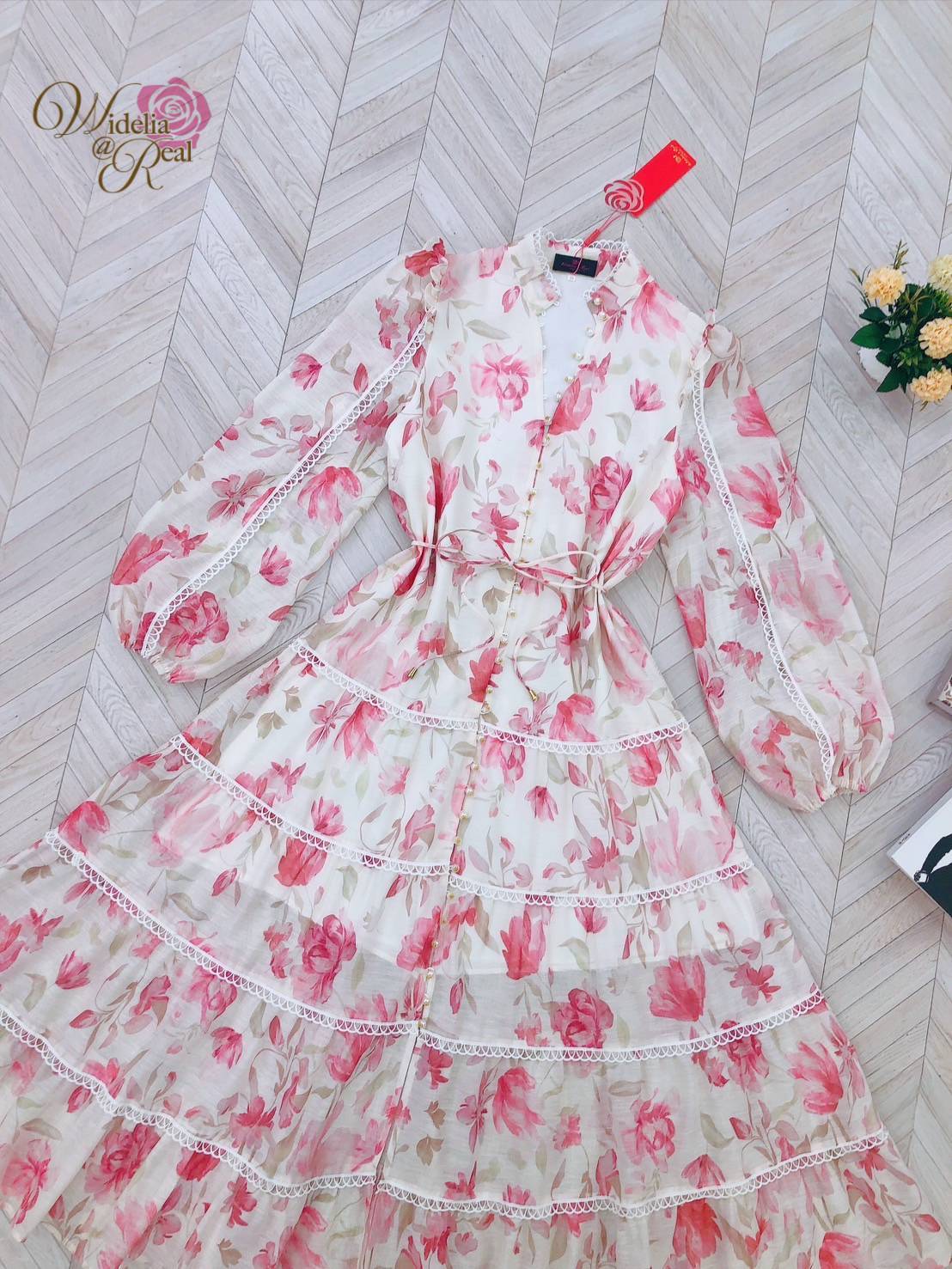 Dress เดรสยาวตัวสวย งานเก๋ ใส่ง่าย เนื้อผ้าสวย งานเกรดพรีเมี่ยม ท่อนแขนยาว ช่วงเอวเข้ารูป ท่อนล่างเดรสทรงเอพริ้วทิ้งตัวสวย ผ้าพิมพ์ลายดอกไม้หวานฉ่ำ แนะนำเลย รับรองใส่ออกมาไม่ผิดหวัง บอกเลยห้ามพลาดเด็ดขาดงานดีงานสวยจริงต้อง Widelia @ Real