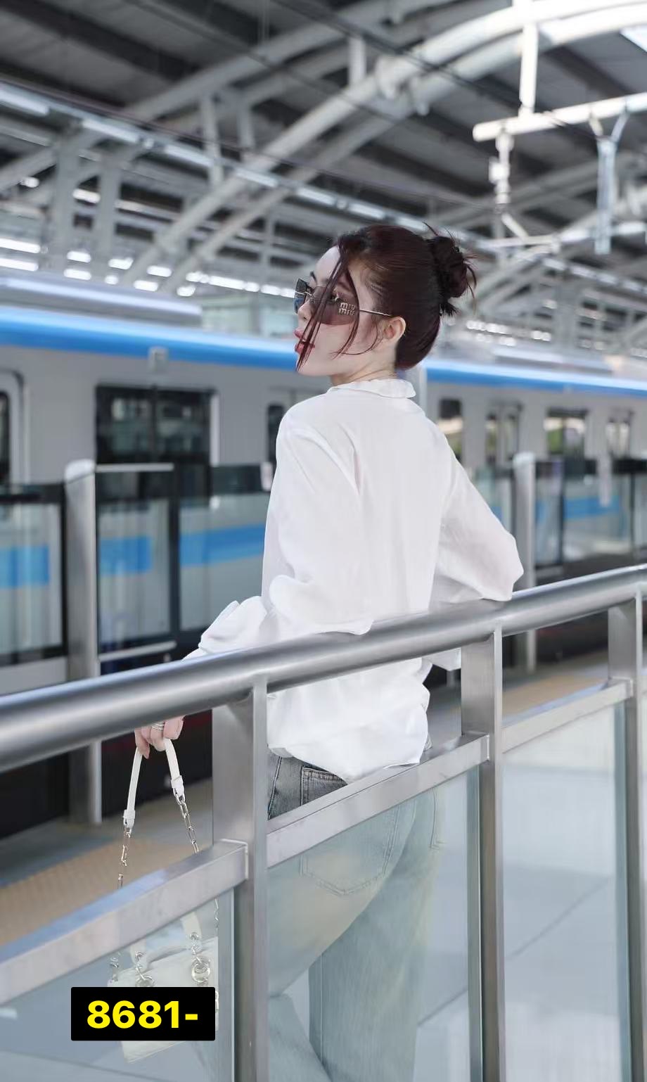 Setเสื้อทรงเชิ้ต ผ้าดี๊ดี ผ้าดีมากๆ ทรงOver.size ทรงปล่อยๆ ใส่สบายๆ ด้านหน้ามีกระดุมแกะใช้งานได้จริง +++มาพร้อมกางเกงยีนส์ขายาว ที่แมชกันได้อย่างลงตัว มีกระเป๋าใช้งานได้จริง มีกระดุมและมีซิปหน้า +++ มาพร้อมเข็มกลัด 4อัน