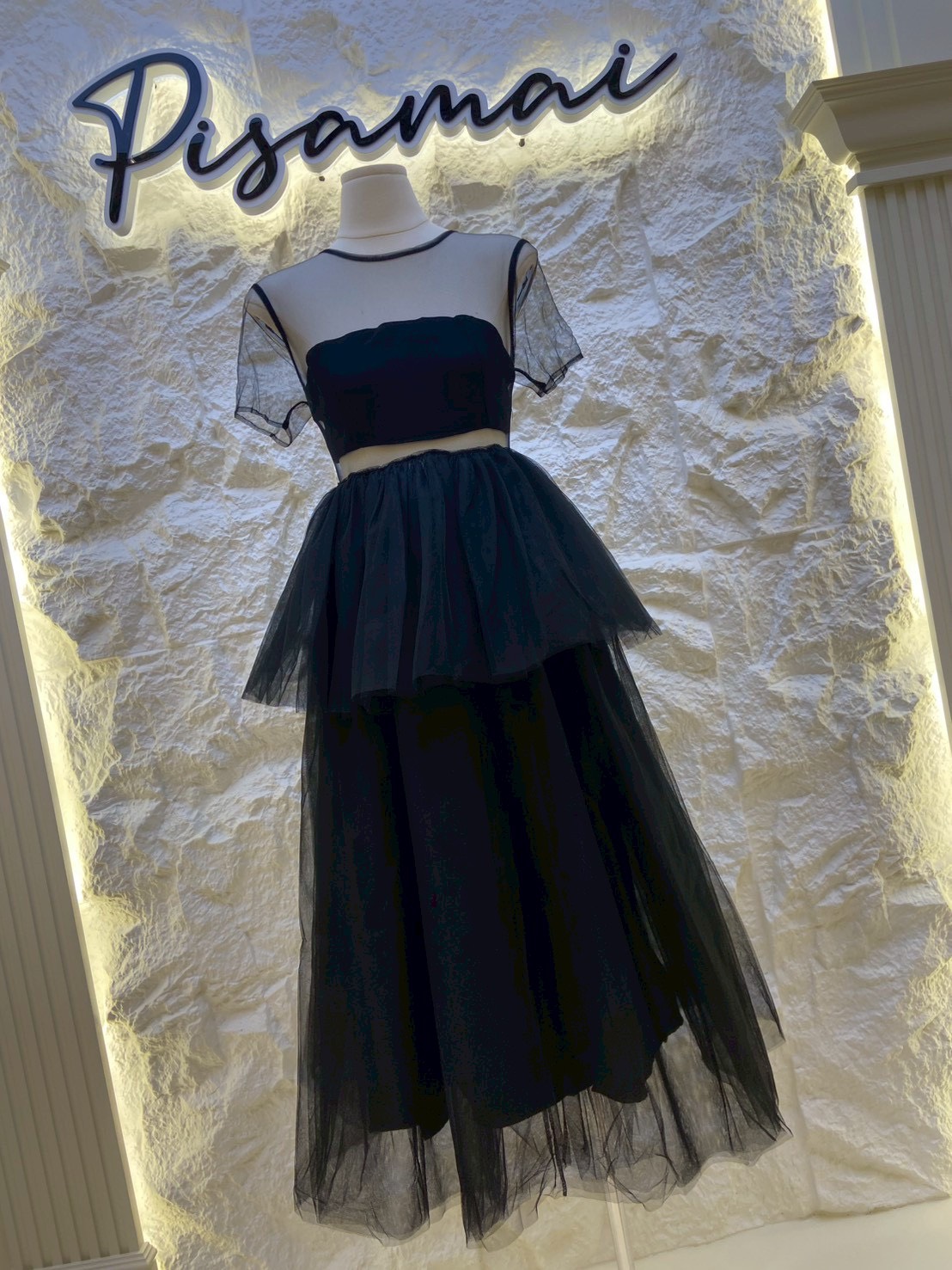 เดรสซีทรูสีดำมาในทรงผ้าตาข่ายฟูซ้อน ช่วงบนมีเกาะอกตัวสั้นติดมาให้กับชุด สวย อลังมากกกกกค่า ใส่เฟียสๆ แกรมๆ ได้ไม่ซ้ำใคร ต้องมีเลยค่