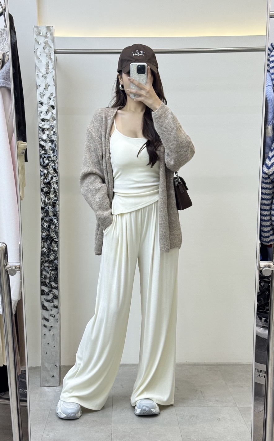 Set 3 pcs เสื้อสายเดี่ยว+เสื้อคลุม+กางเกงขายาว ✔ เสื้อสายเดี่ยวมีฟองน้ำในตัว สายรูดปรับได้ มาพร้อมเสื้อคลุมไหมพรม ✔ กางเกงขายาวทรงขากระบอกเอวยางยืด มีกระเป๋าล้วงข้าง