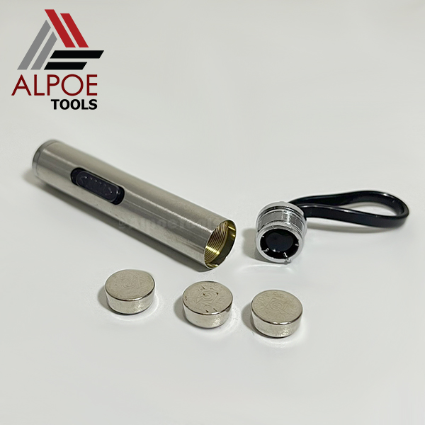 ไฟฉาย + เลเซอร์แสงสีแดง ขนาดเล็ก ถ่านนาฬิกา