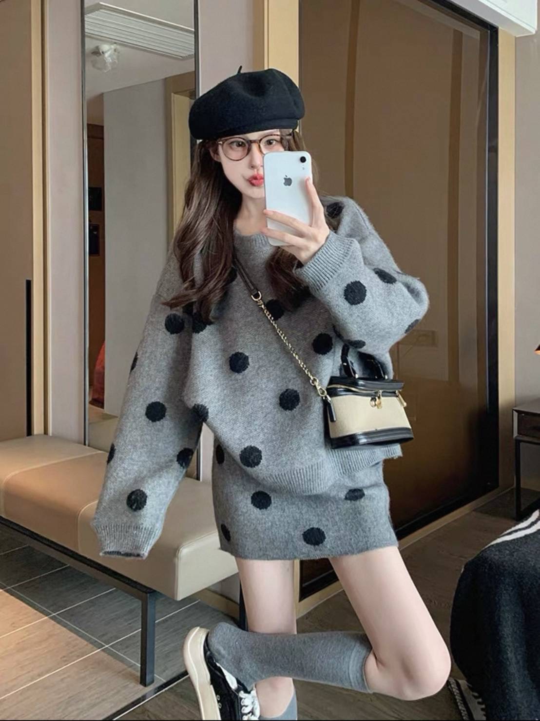 Set 2 ชิ้น ไหมพรมขนฟูลายจุด เสื้อโอเวอร์ไซส์ แมทช์คู่กับกระโปรงสั้นน่ารักมากค่ะ