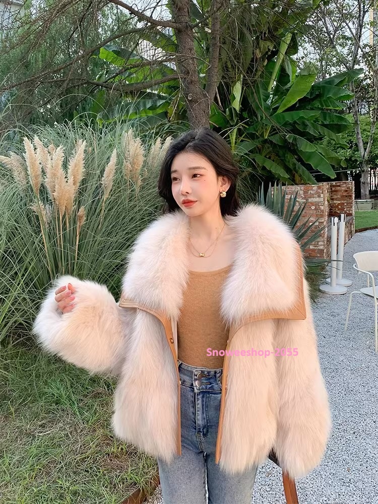 สวยหรู ดูแพงทุกลุค เสื้อโค้ทขนเฟอร์แต่งขอบหนัง ไฮเอนสุดปัง อุ่นหนา แต่ใส่แล้วเบาสบาย ขนนุ่มฟู ดีไซน์โอเวอร์ไซ หรูหราแบบคุณหนู ใส่แล้วถ่ายรูปสวยทุกมุม มี 2 สีสุดคลาสสิค ควรมีติดตู้